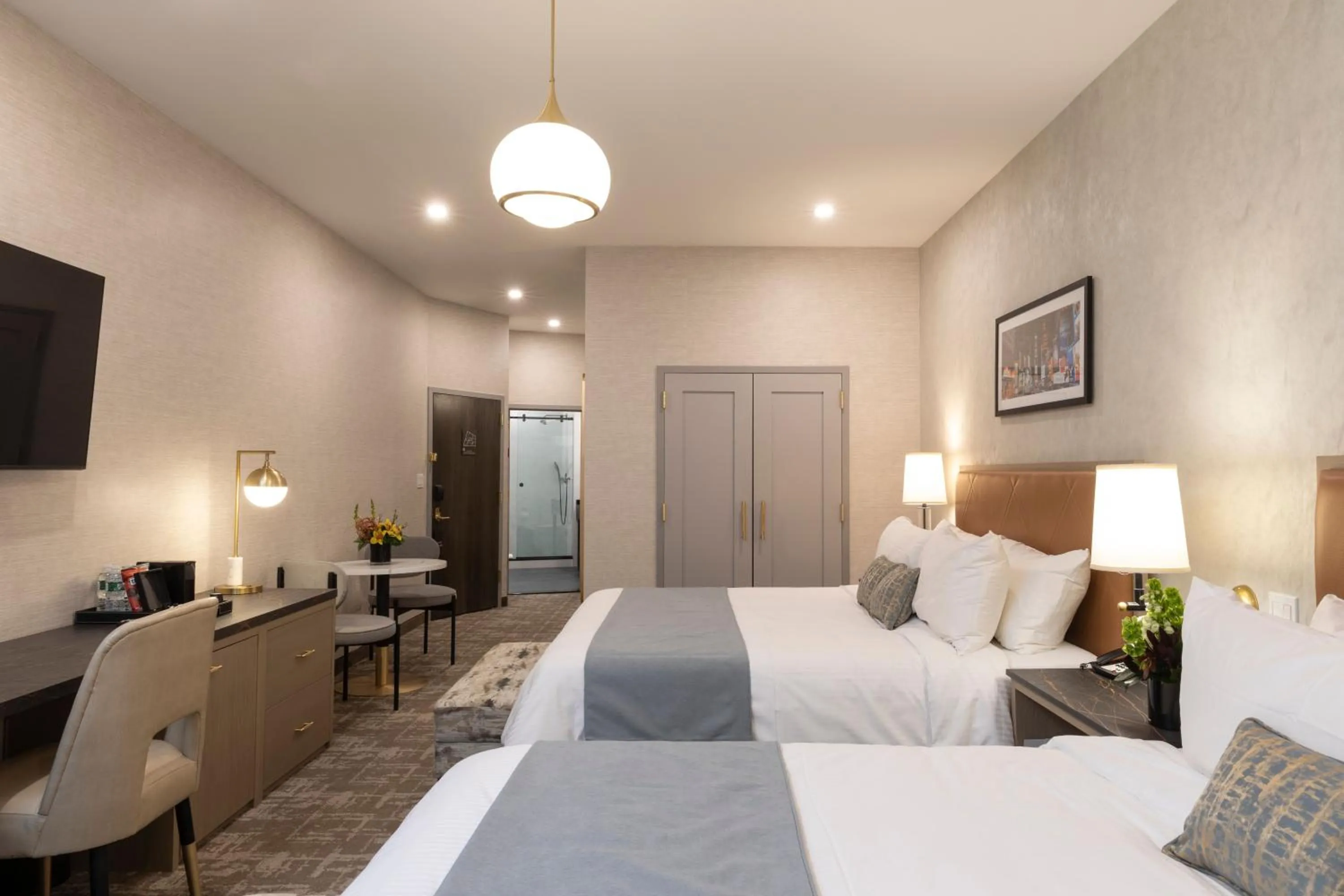 Bedroom, Bed in Broadway Plaza Hotel