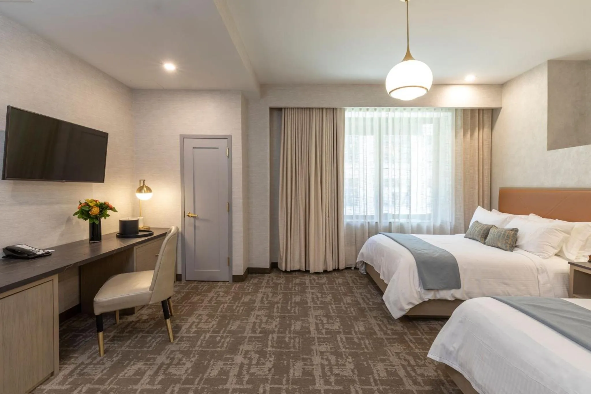 Bedroom, Bed in Broadway Plaza Hotel