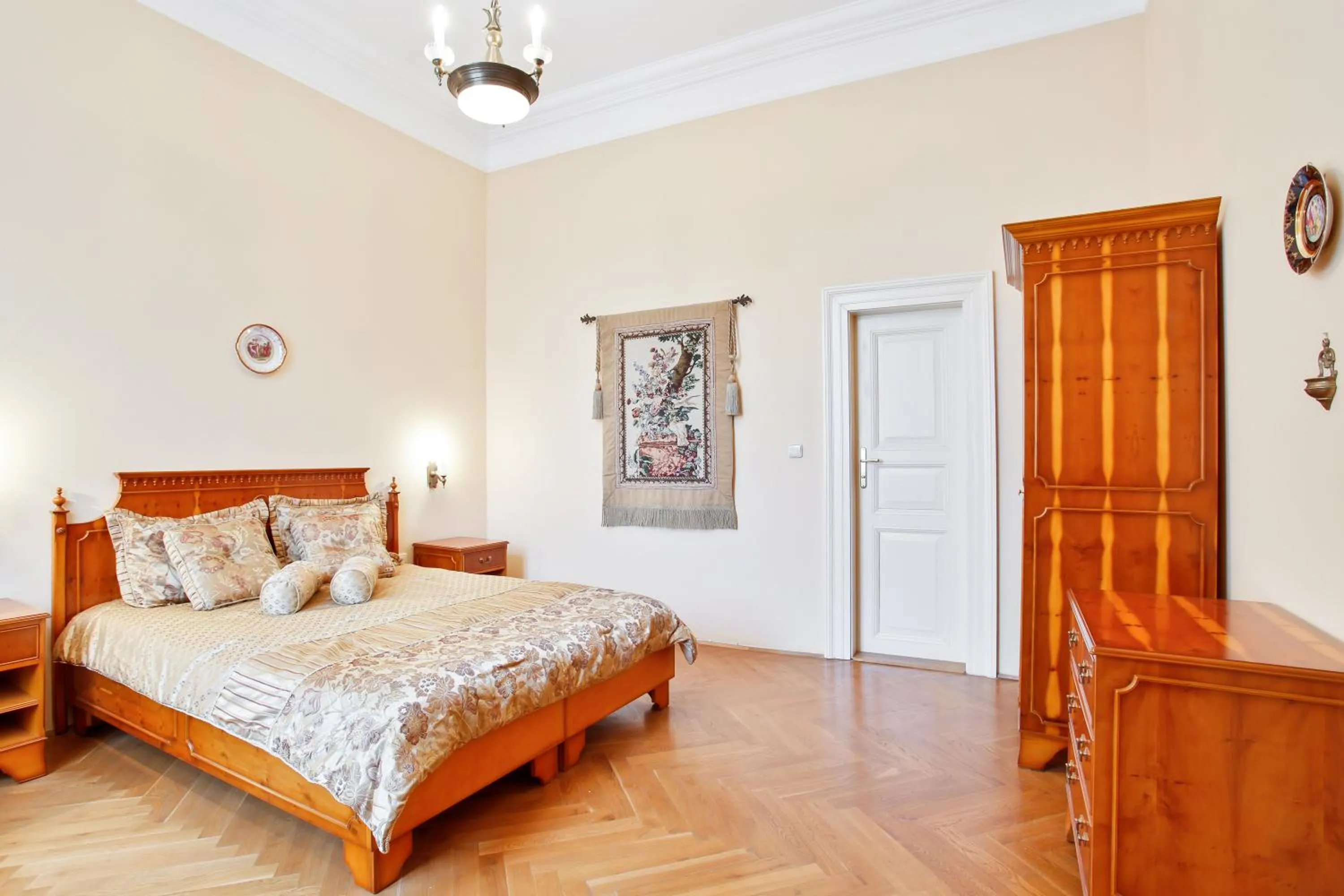 Bedroom, Bed in Open Gate