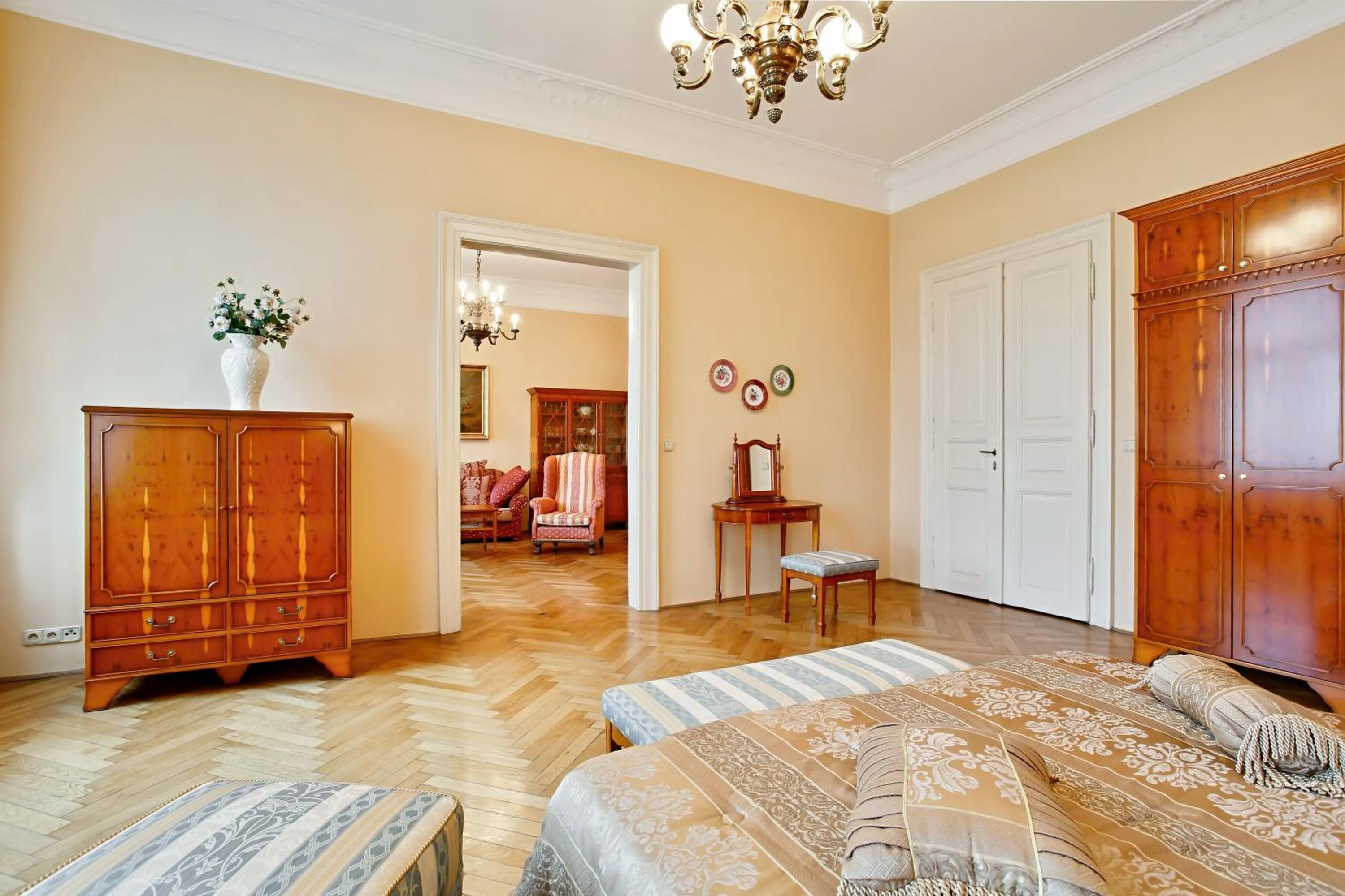 Photo of the whole room, Bed in Open Gate