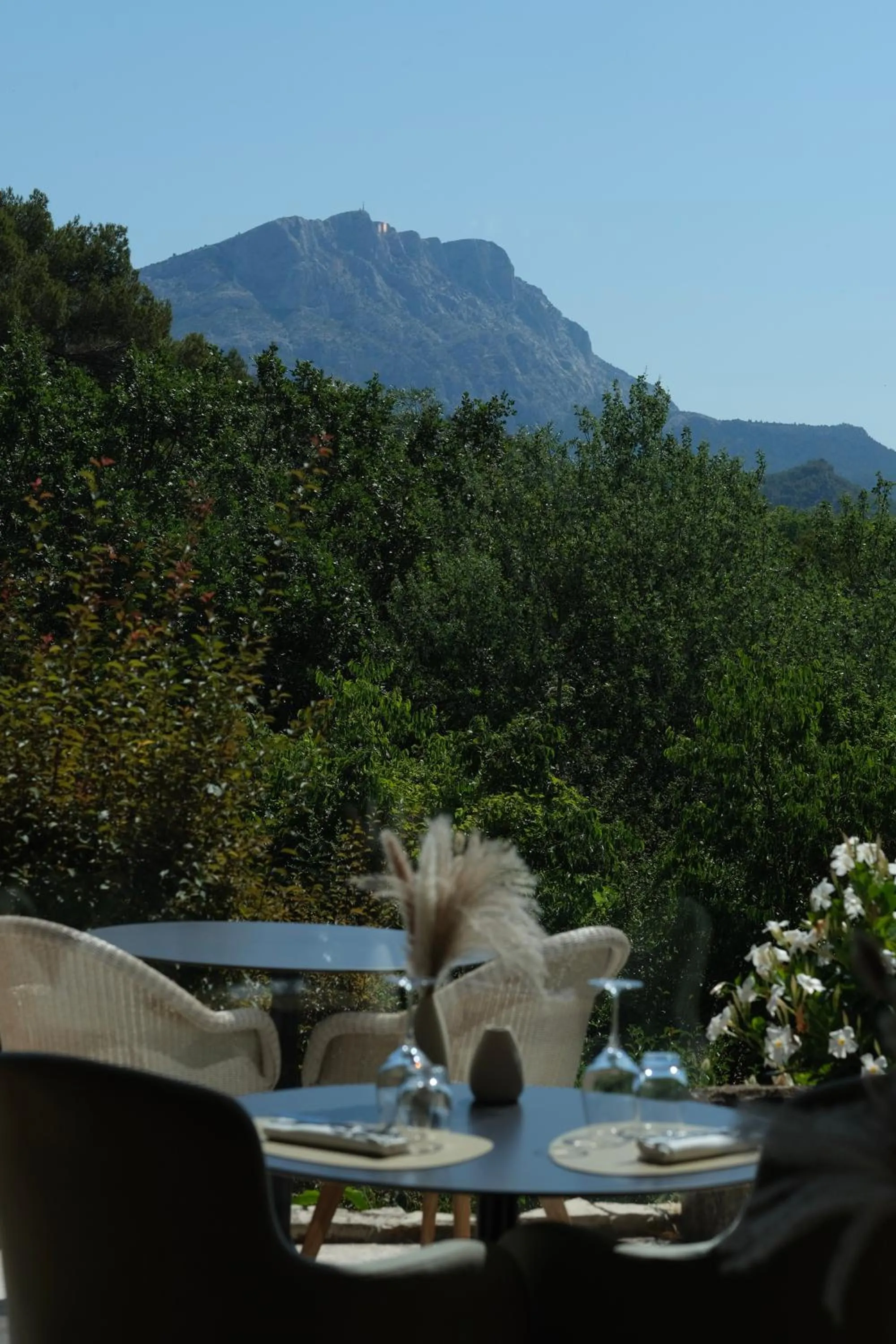 Restaurant/places to eat in Les Lodges Sainte-Victoire Hotel & Spa
