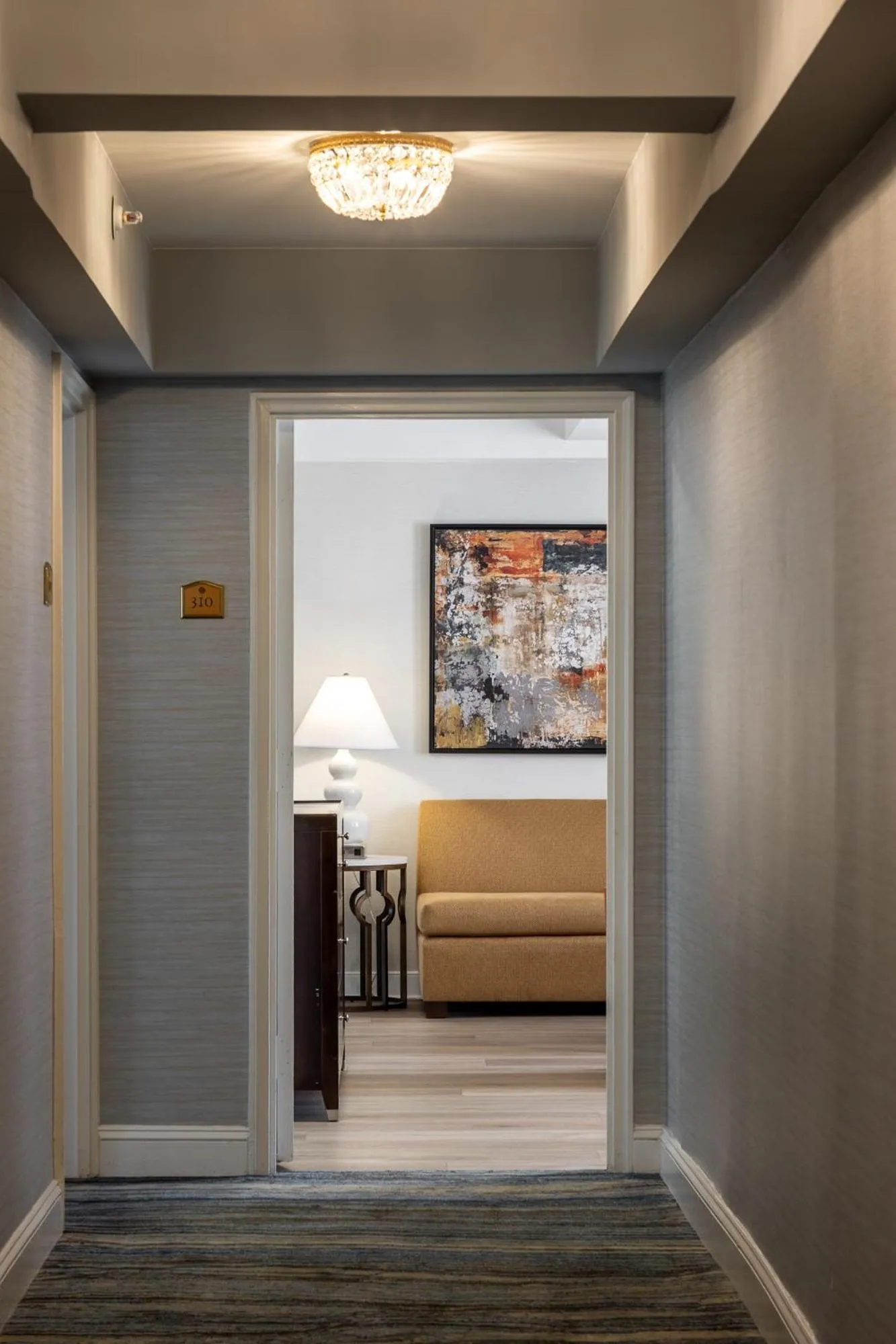 Living room, Bed in The Georgetown Inn