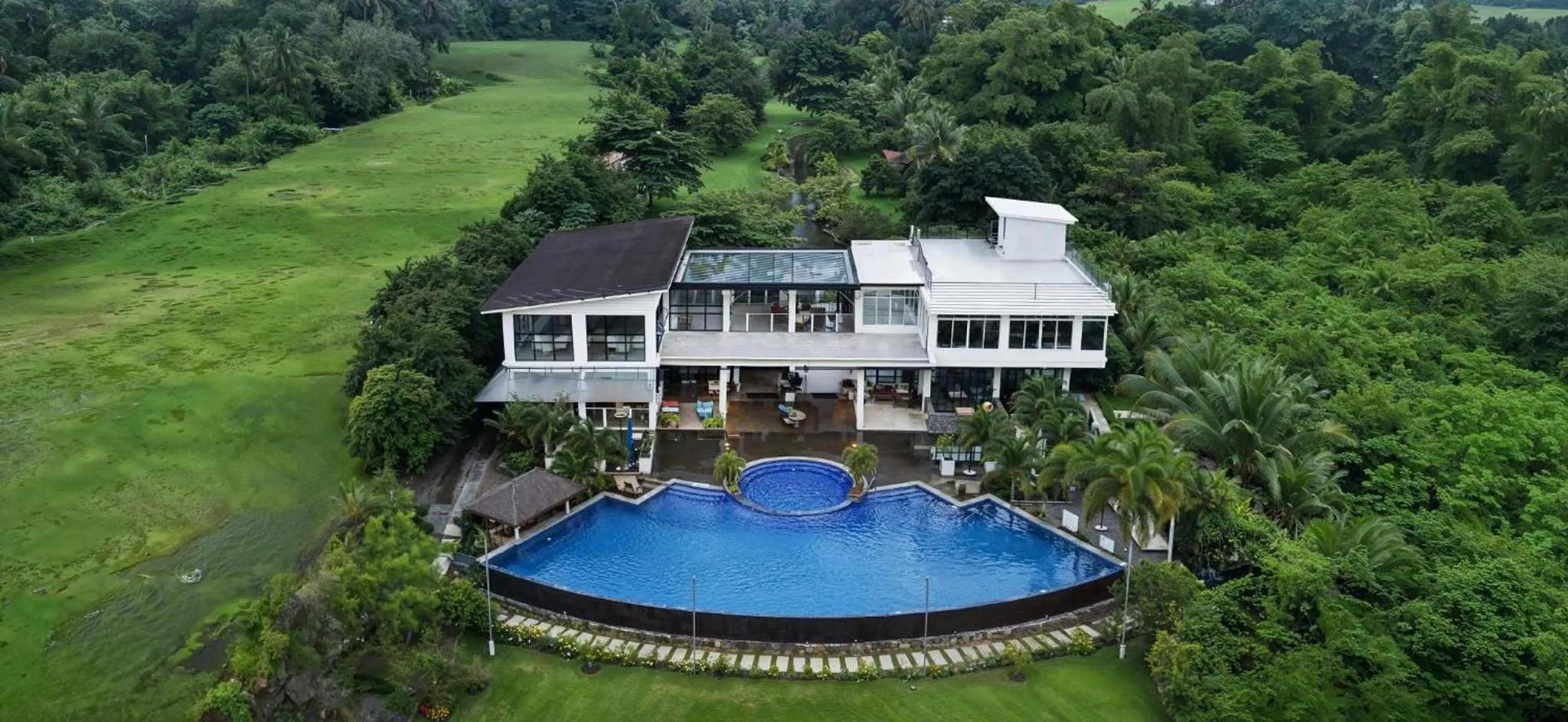 Property building in Vistapaloma beach resort