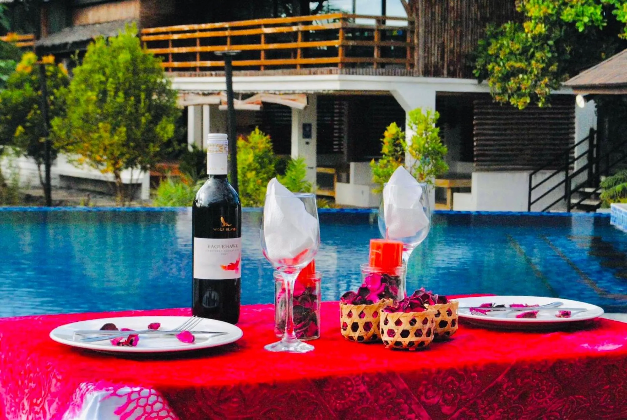 Restaurant/places to eat in Vistapaloma beach resort