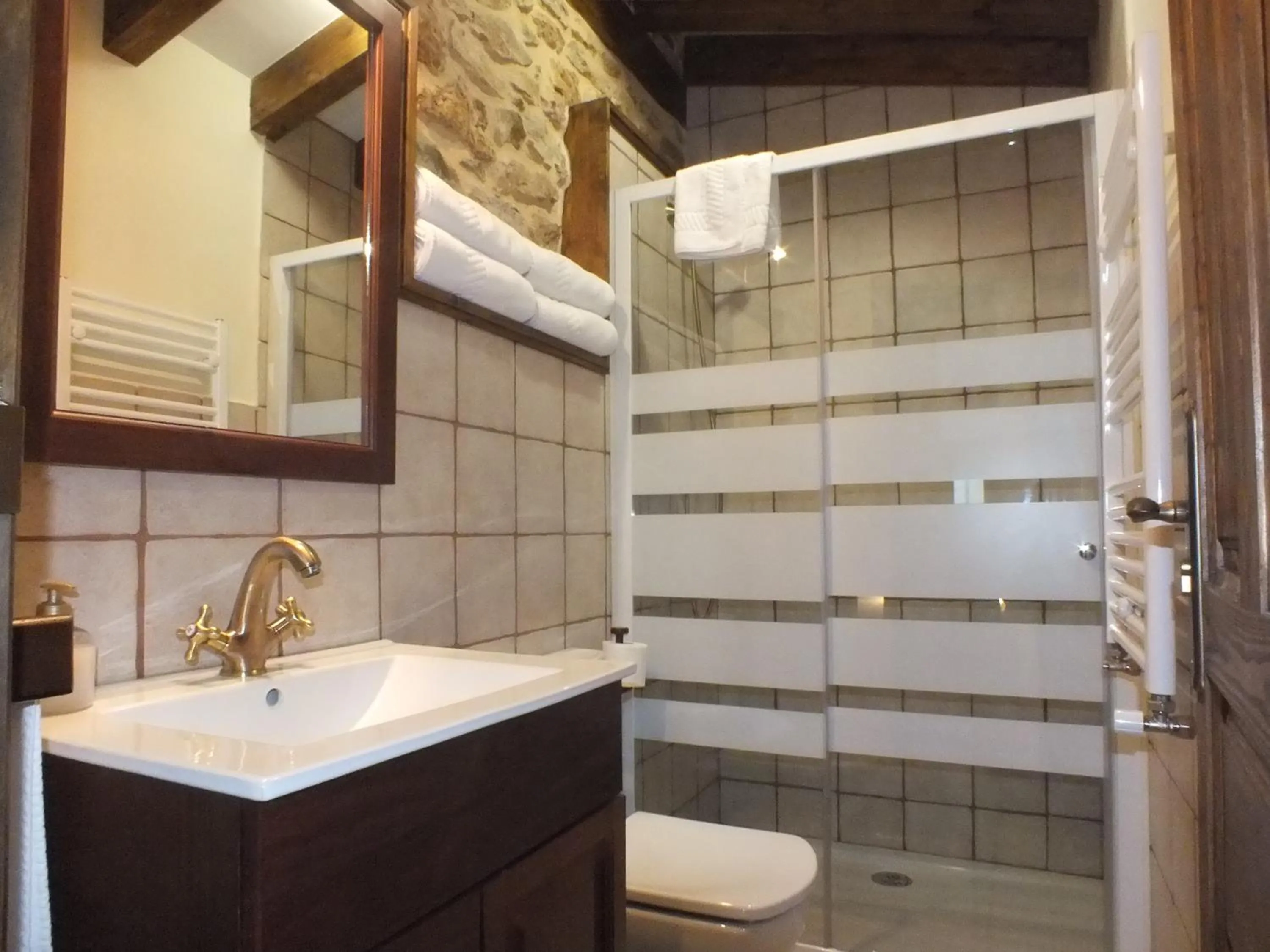 Bathroom in Apartamentos Legado de Santillana
