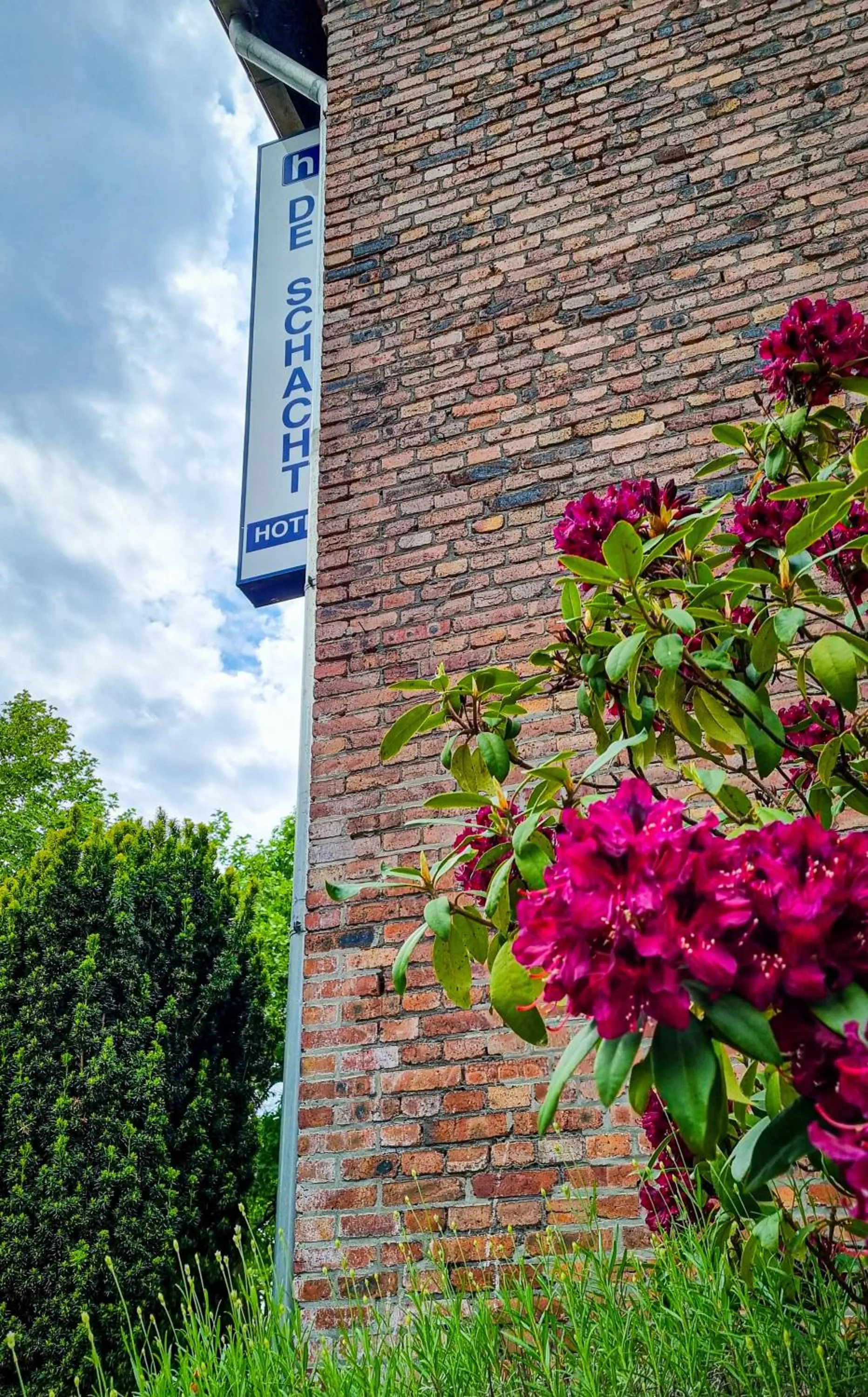 Property building in Hotel De Schacht