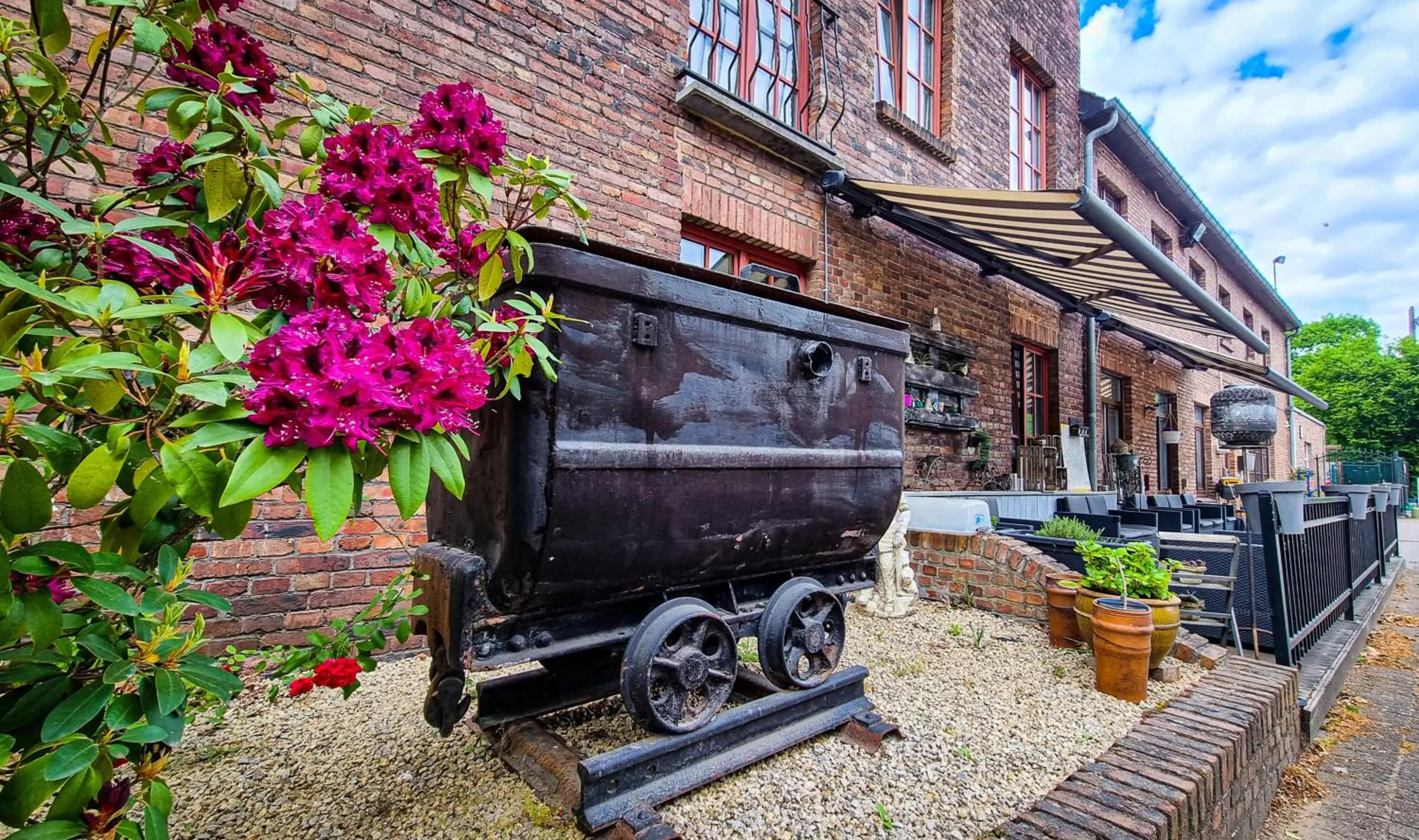 Property building in Hotel De Schacht