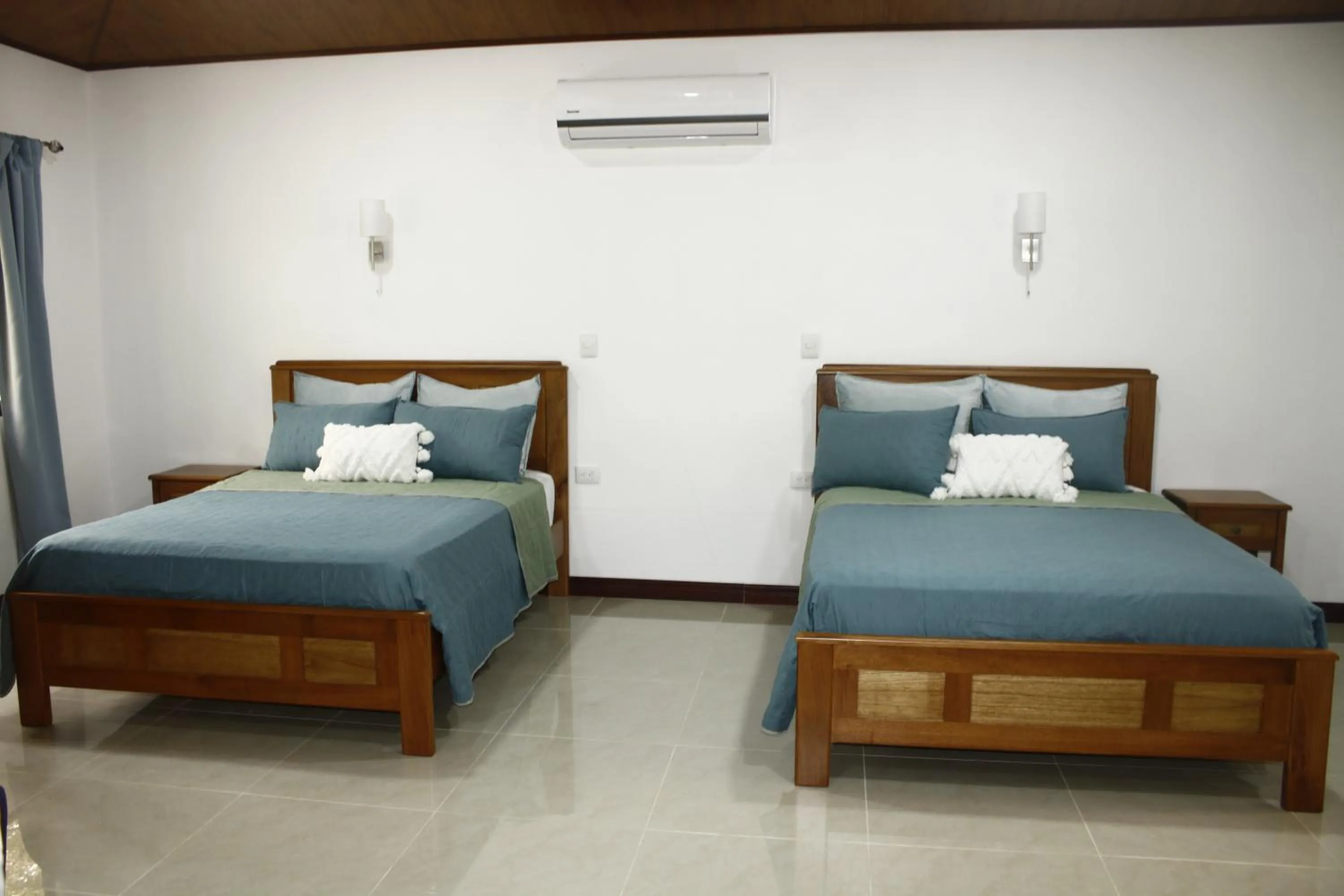 Bed in Cañon de la Vieja Lodge