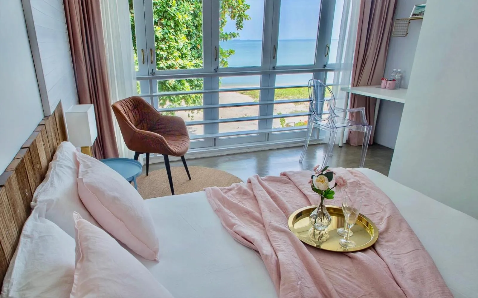 Bed in Smell rose beach garden花语海沙滩花园