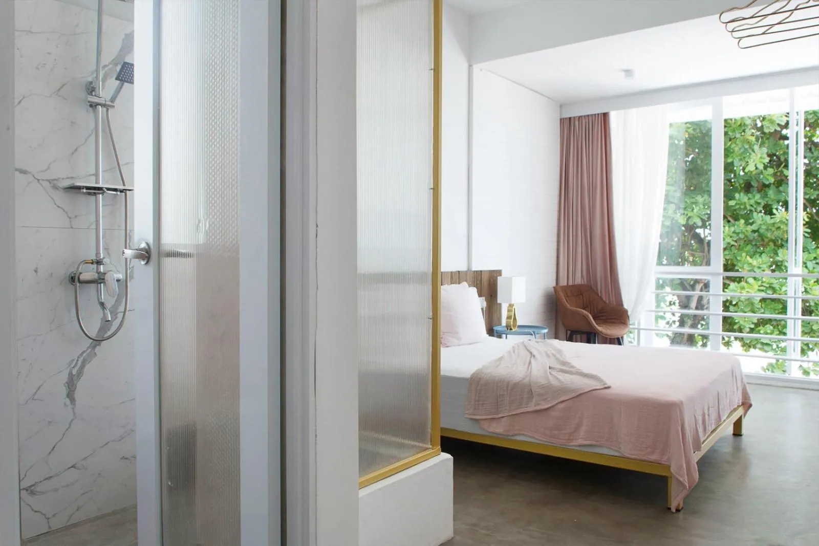 Bed in Smell rose beach garden花语海沙滩花园