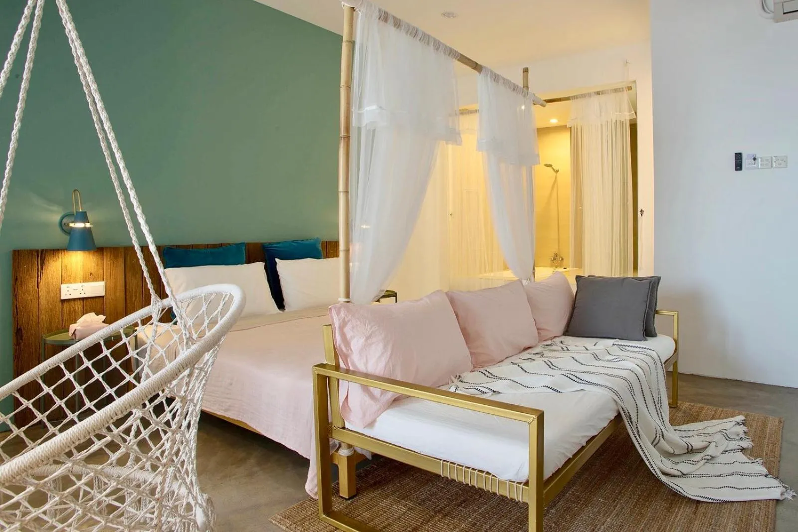 Bed in Smell rose beach garden花语海沙滩花园