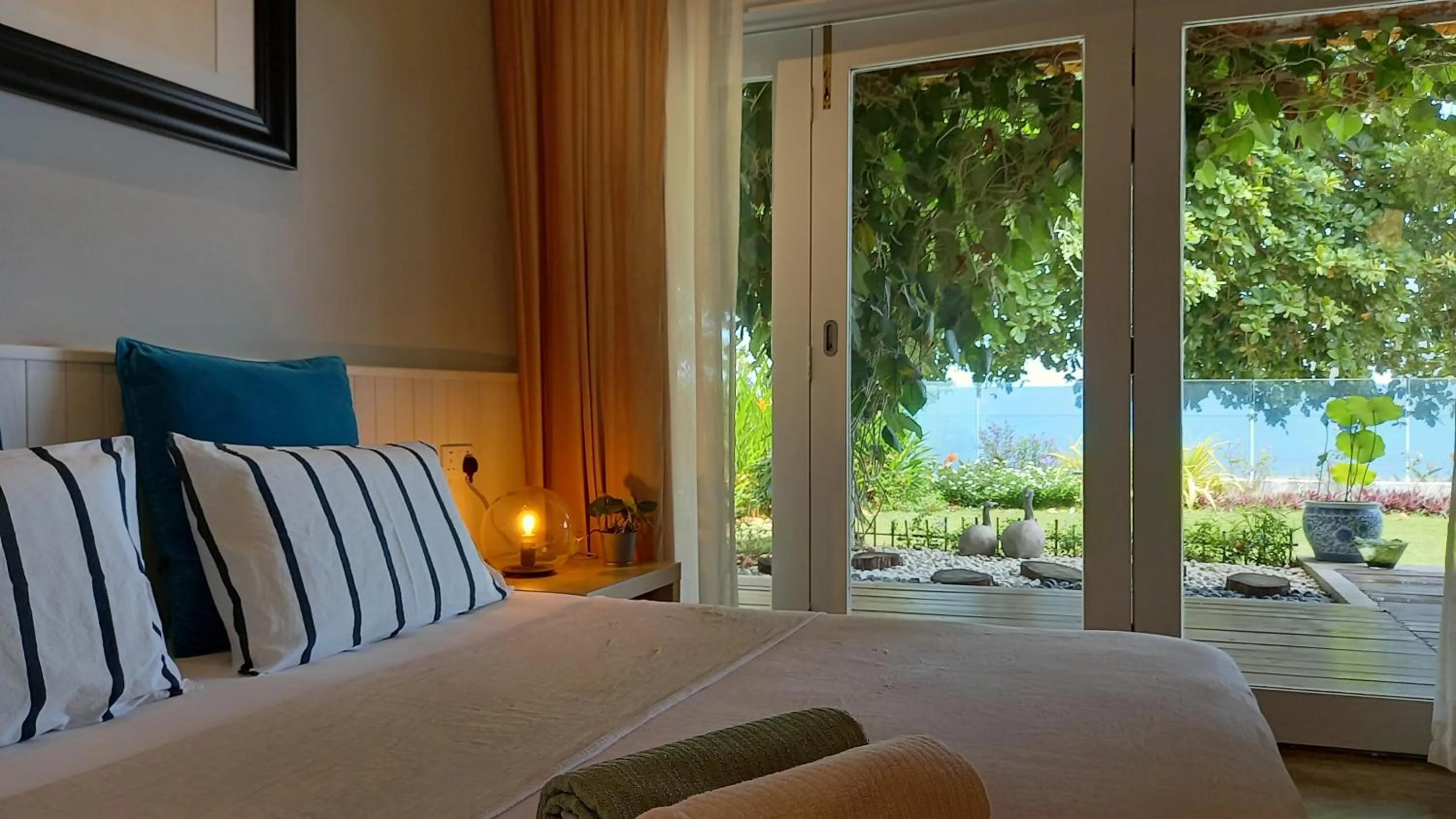 Bed in Smell rose beach garden花语海沙滩花园