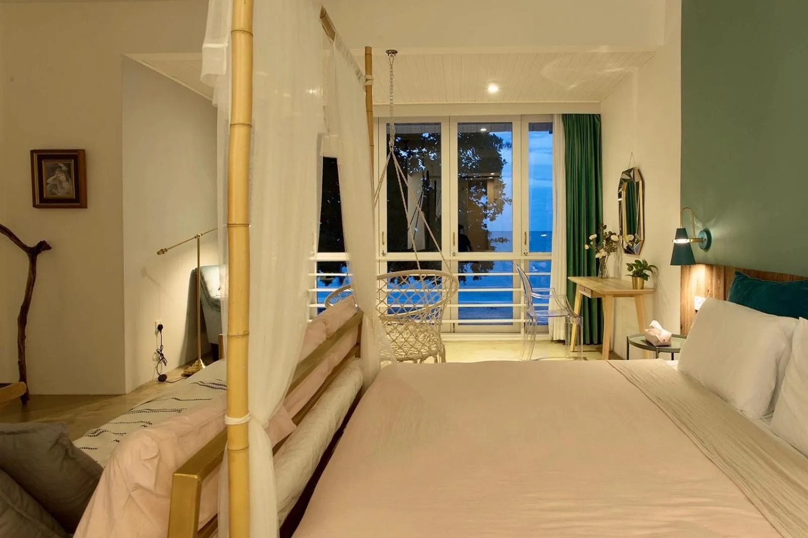 Bed in Smell rose beach garden花语海沙滩花园