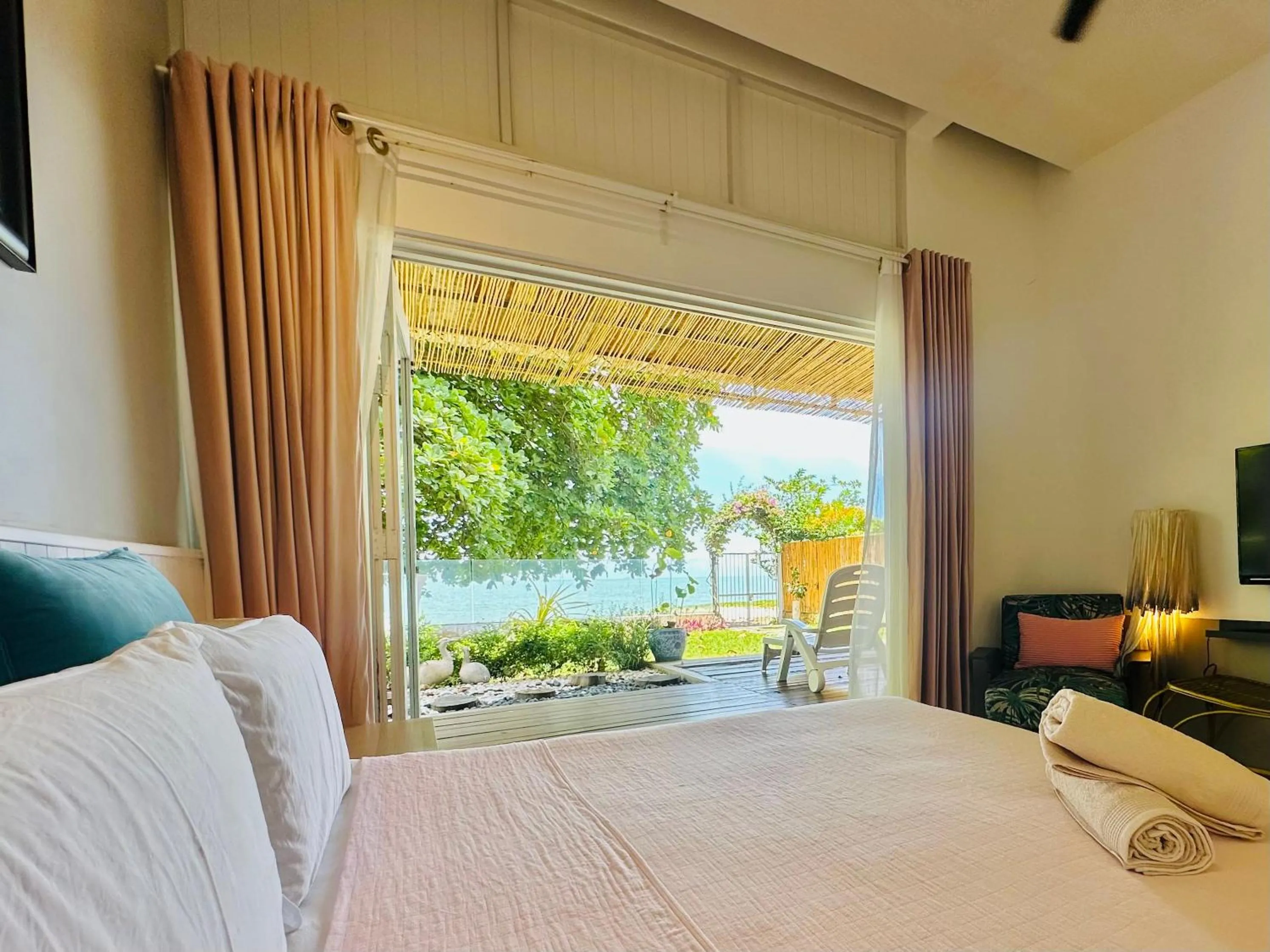 Bed in Smell rose beach garden花语海沙滩花园