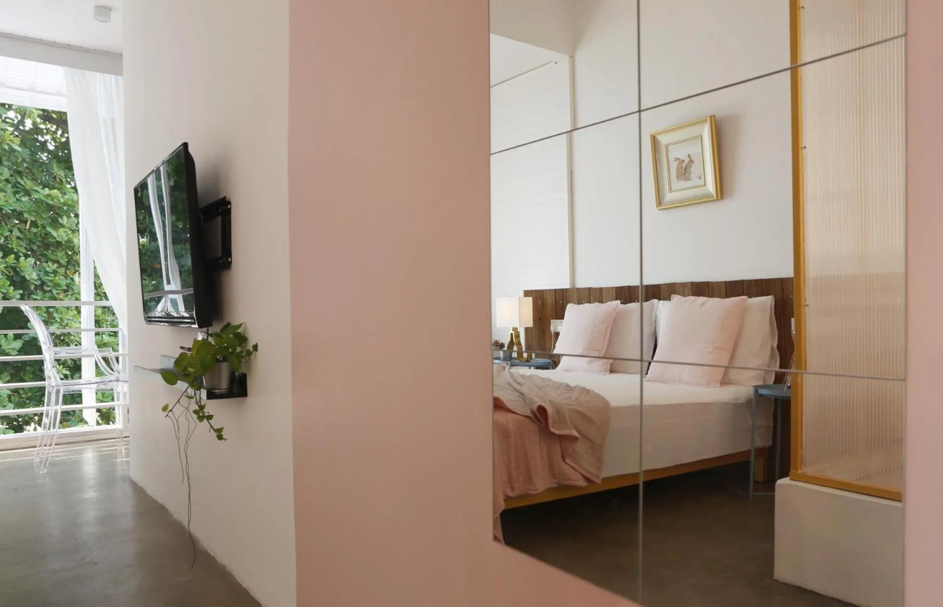 Bed in Smell rose beach garden花语海沙滩花园