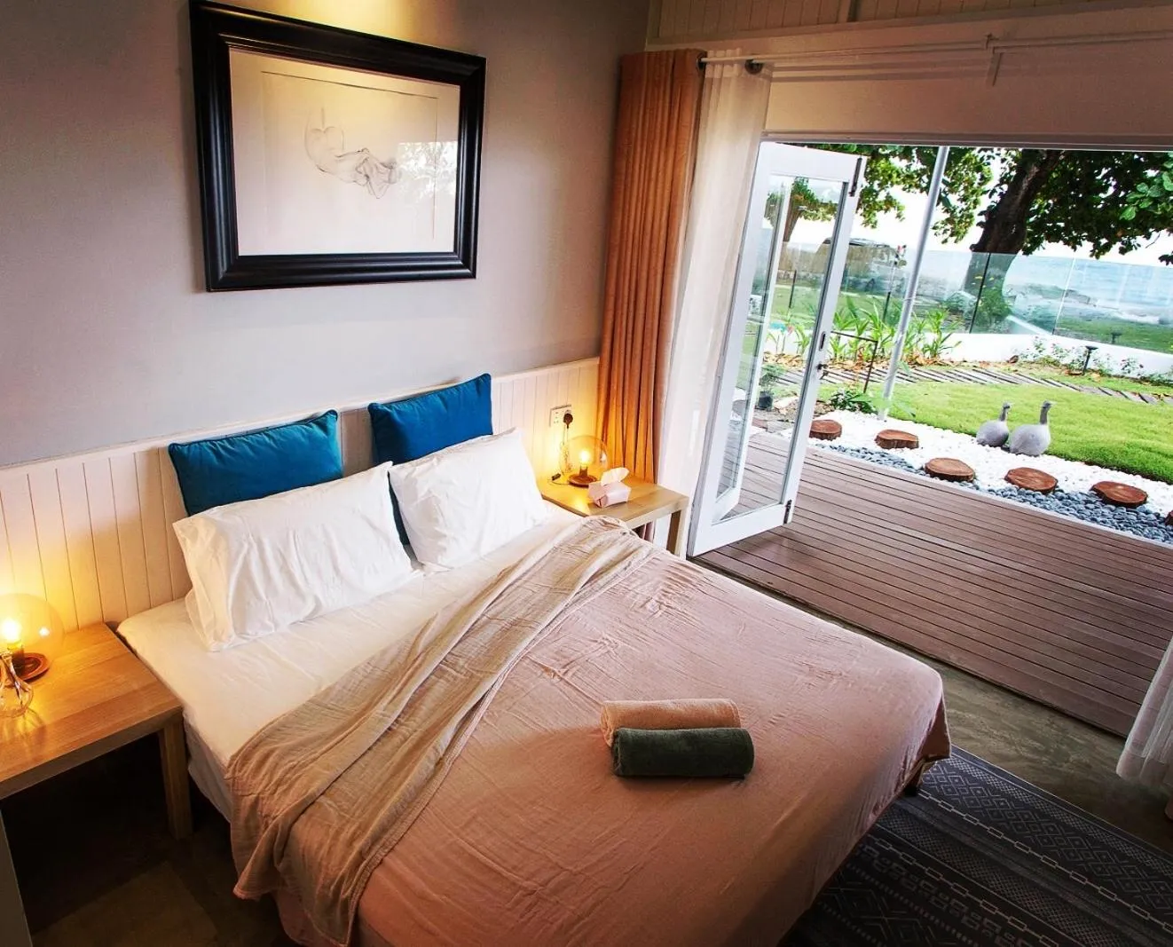 Bed in Smell rose beach garden花语海沙滩花园