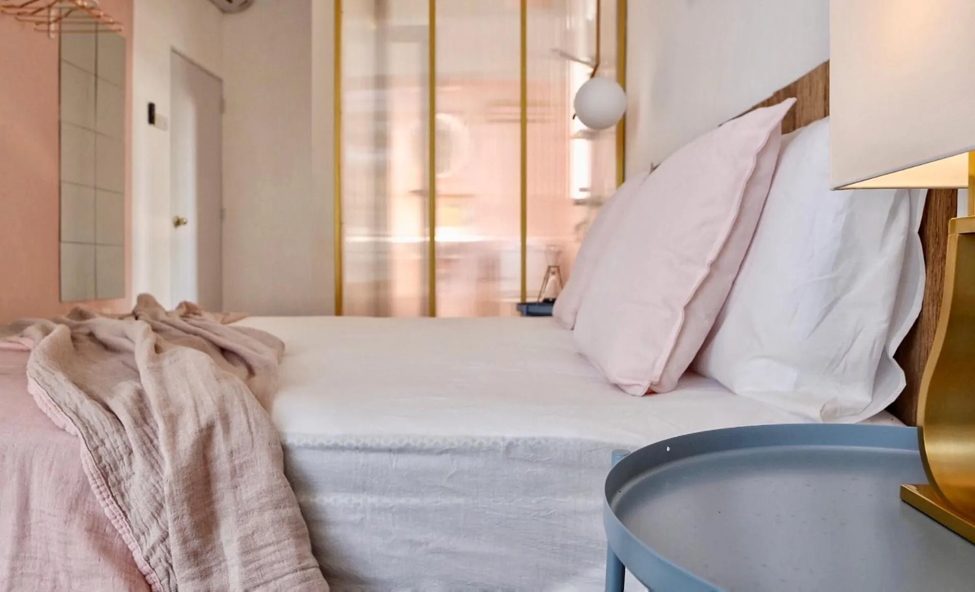 Bed in Smell rose beach garden花语海沙滩花园