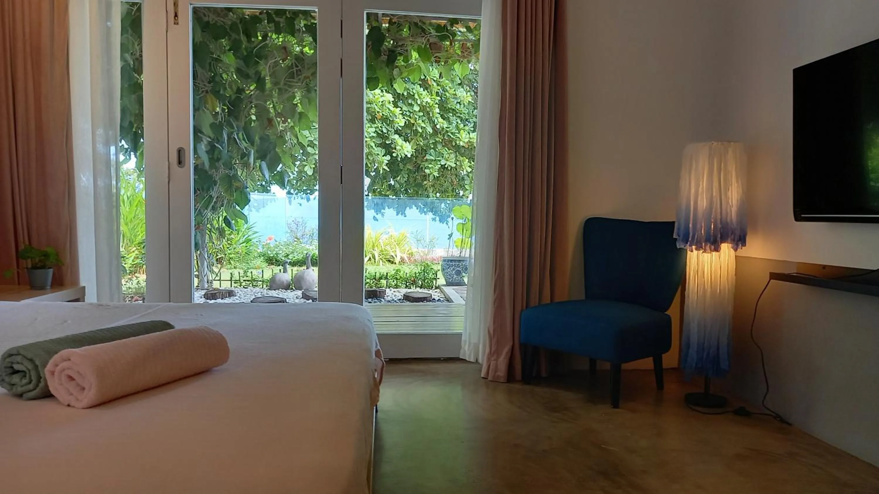 Bed in Smell rose beach garden花语海沙滩花园