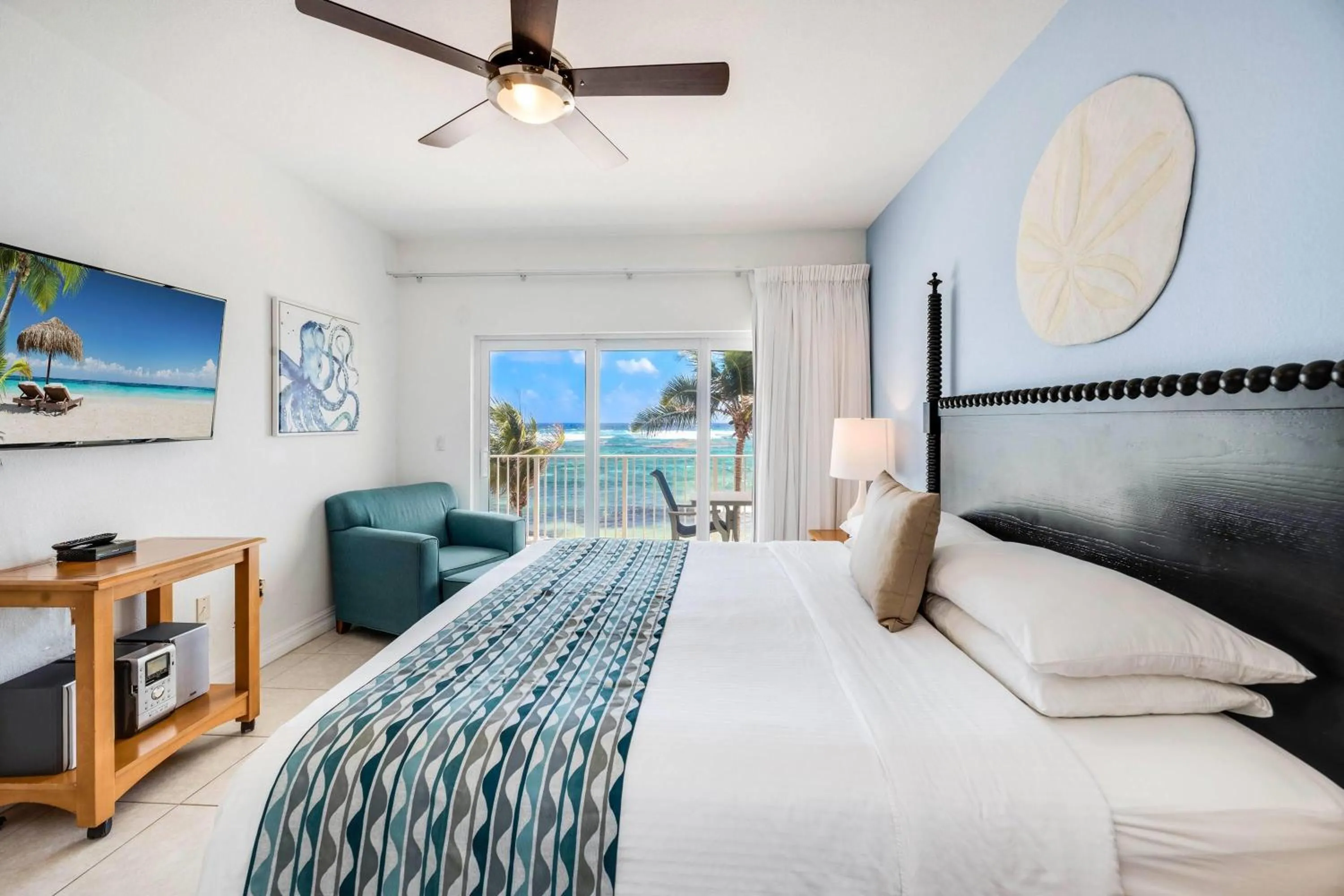 Photo of the whole room, Bed in Wyndham Reef Resort, Grand Cayman
