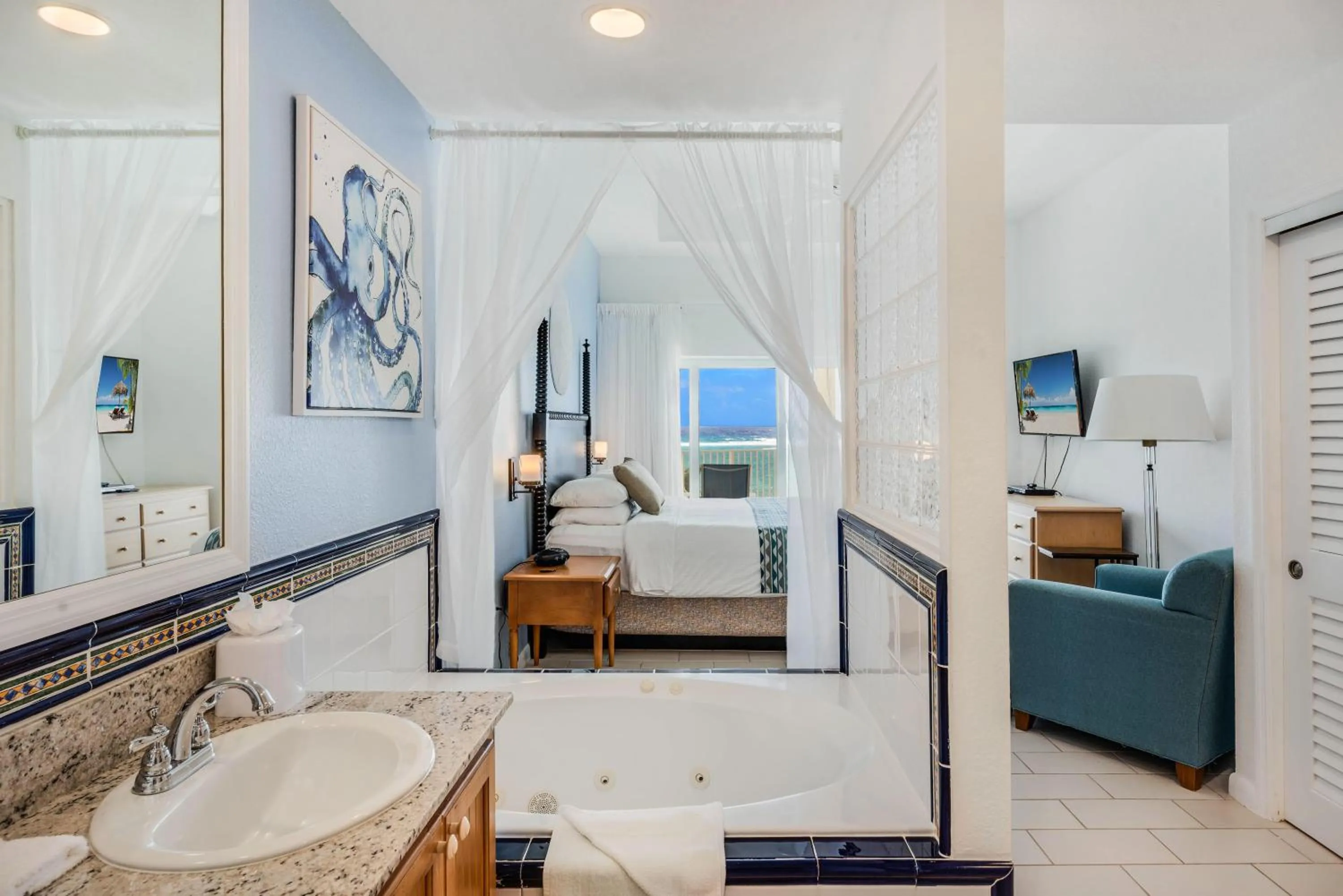 Photo of the whole room, Bed in Wyndham Reef Resort, Grand Cayman