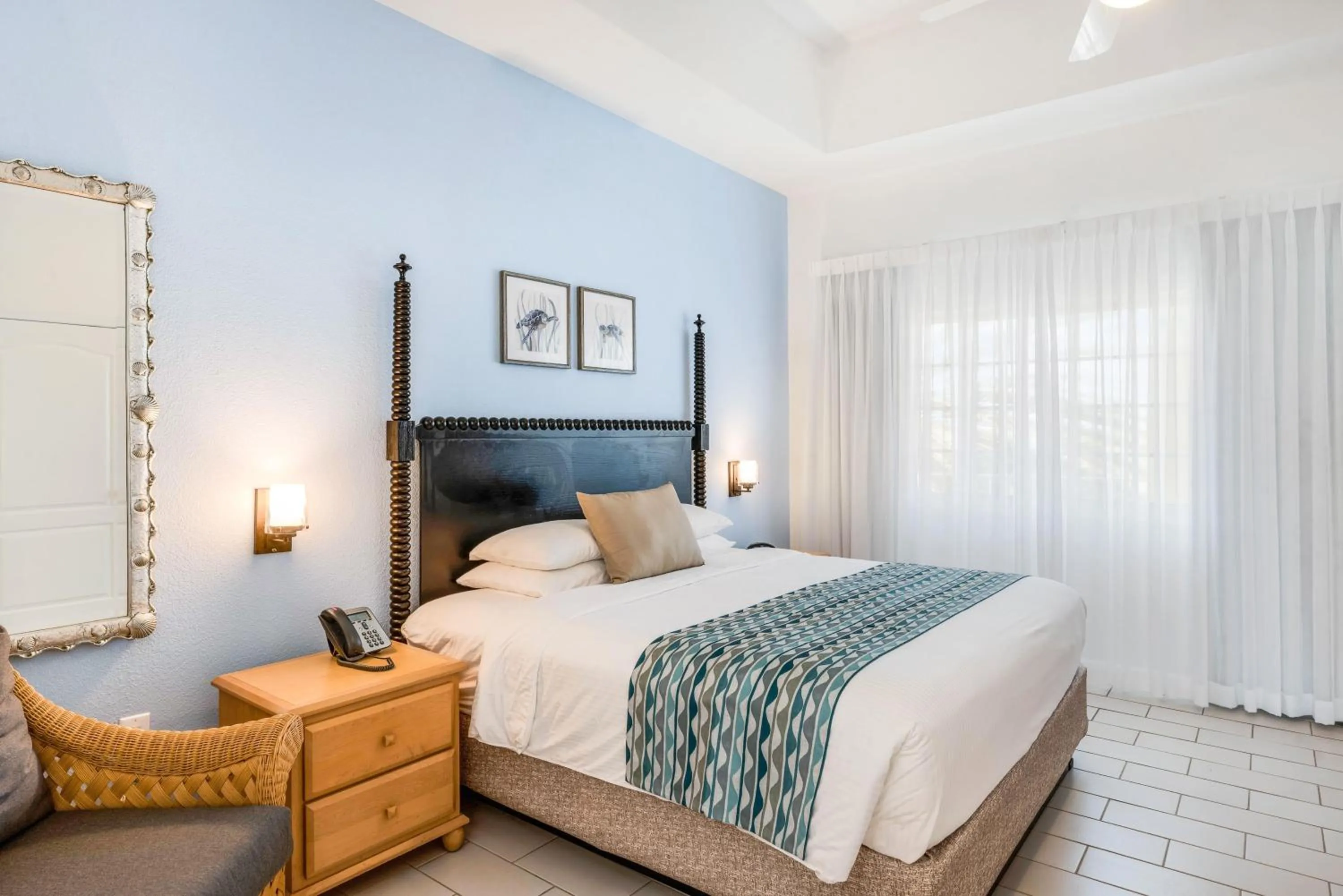 Photo of the whole room, Bed in Wyndham Reef Resort, Grand Cayman