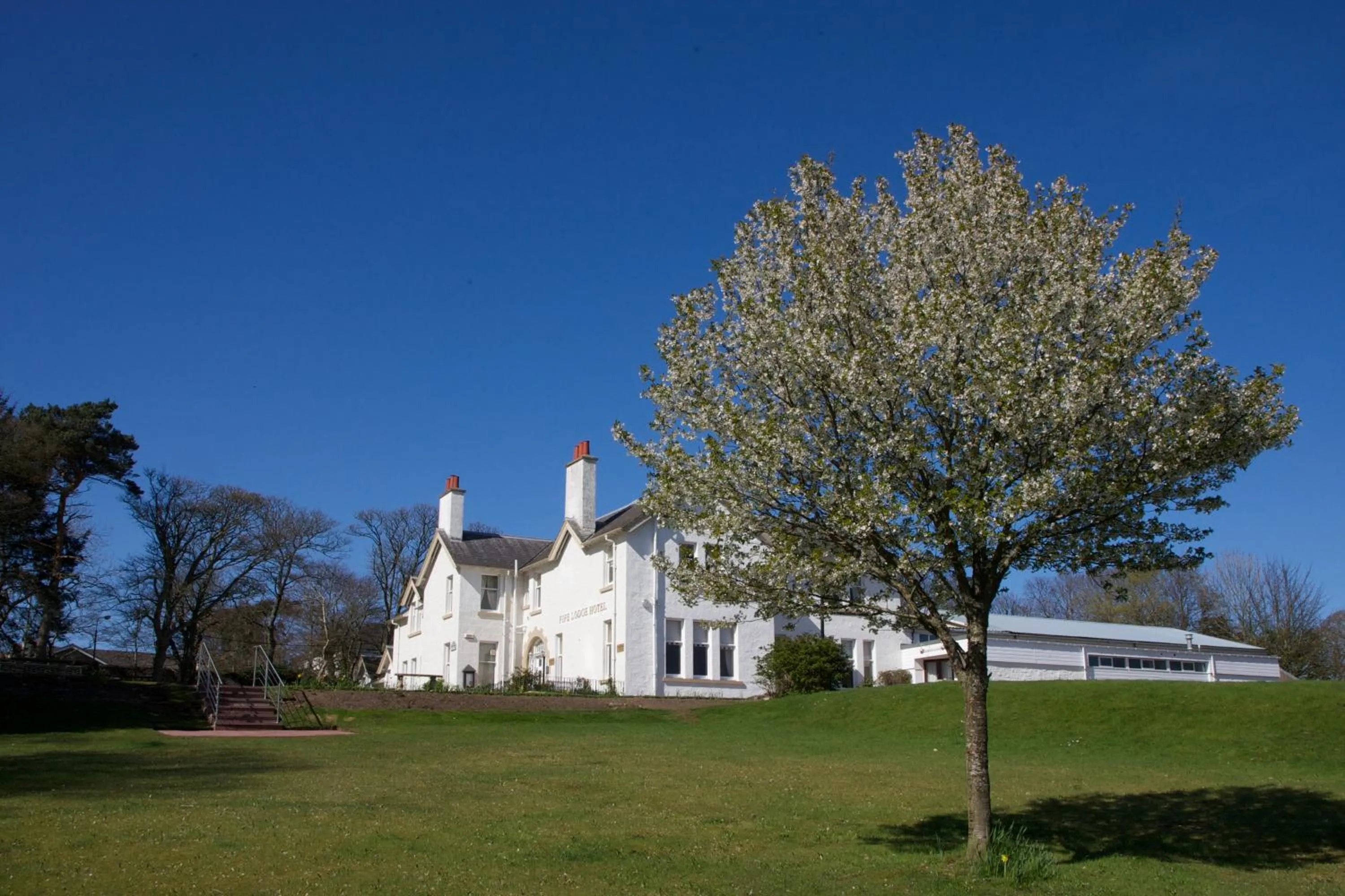 Facade/entrance in Fife Lodge Hotel