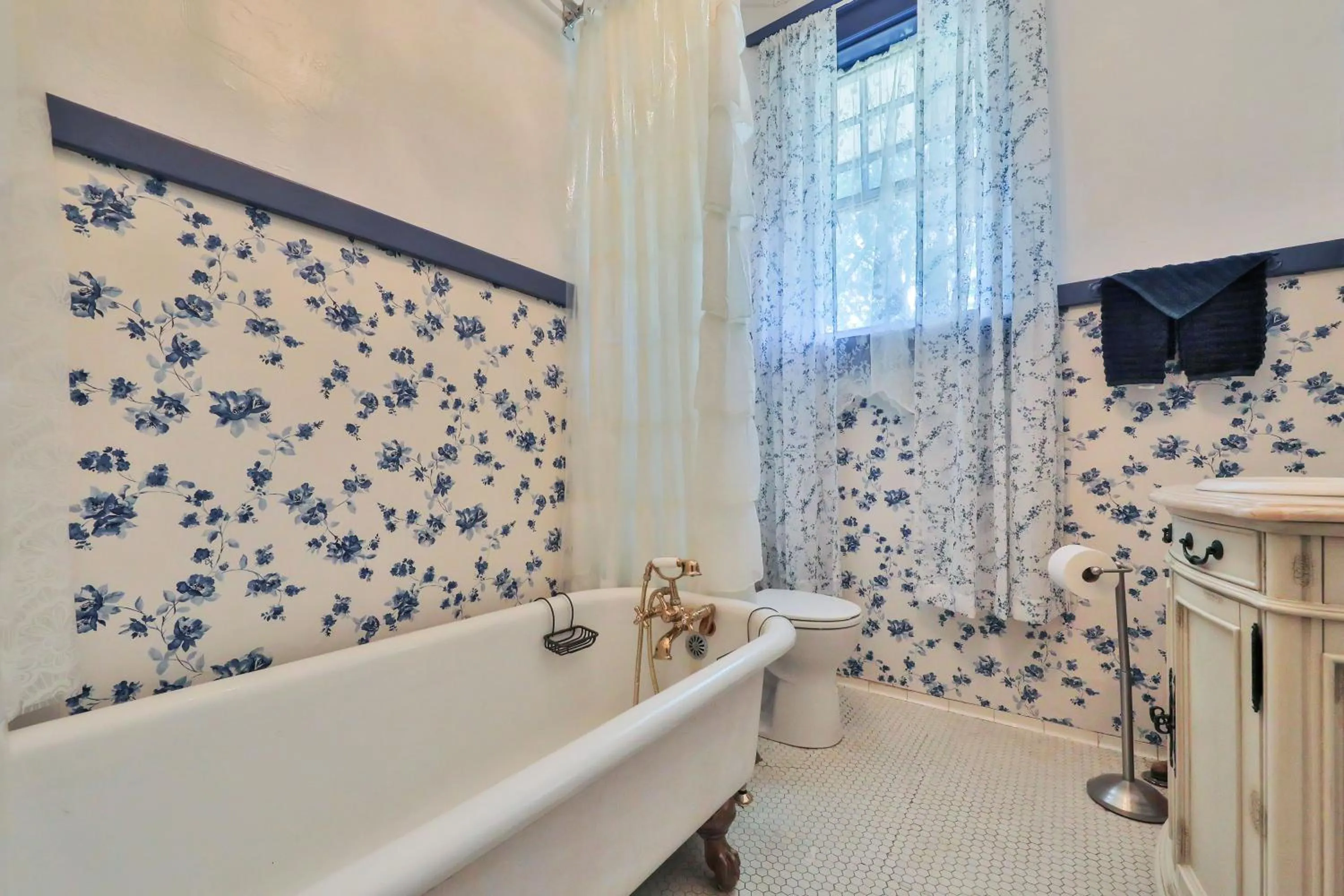 Bathroom in The Lancaster Manor Bed and Breakfast