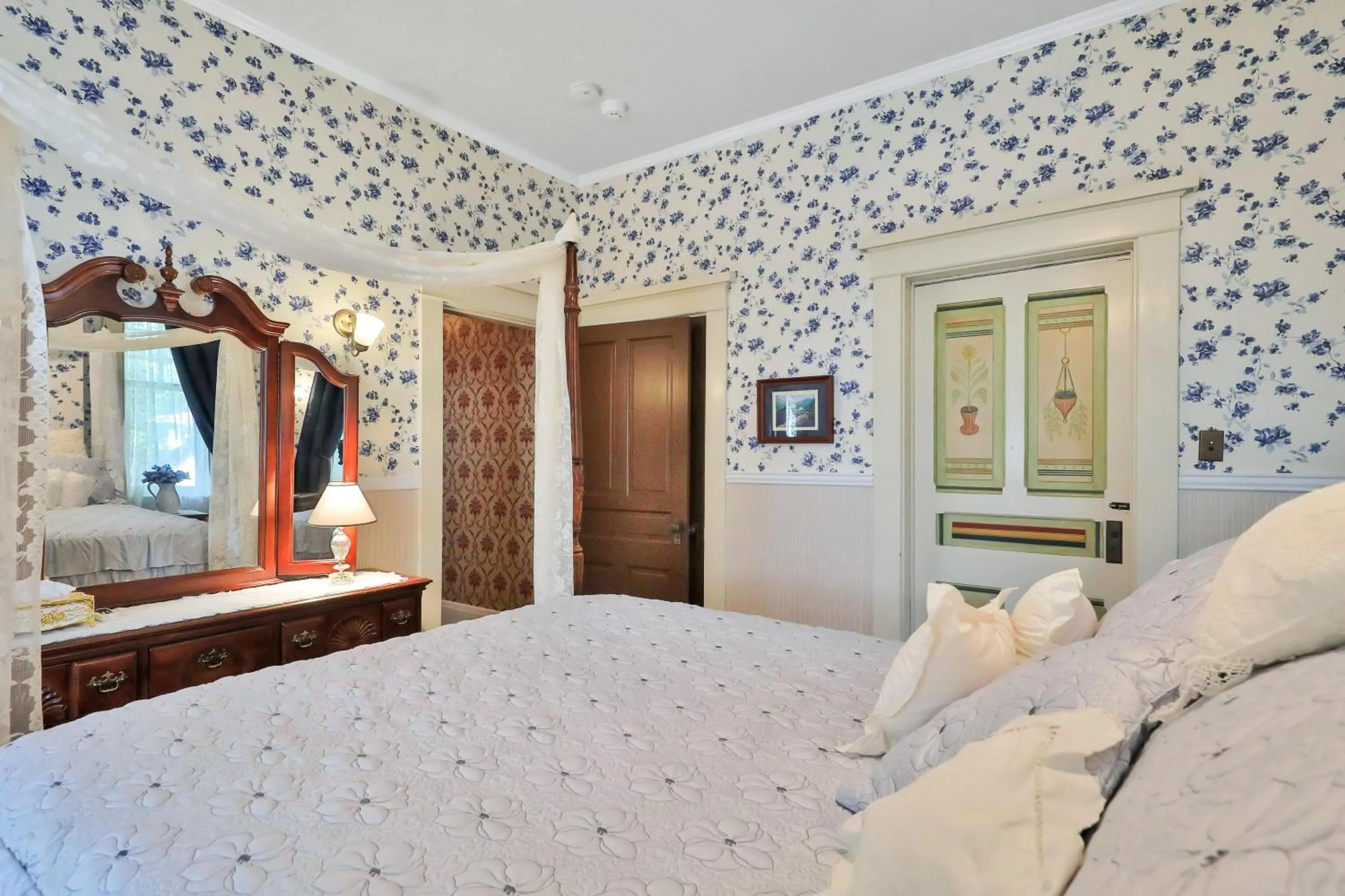 Bed in The Lancaster Manor Bed and Breakfast