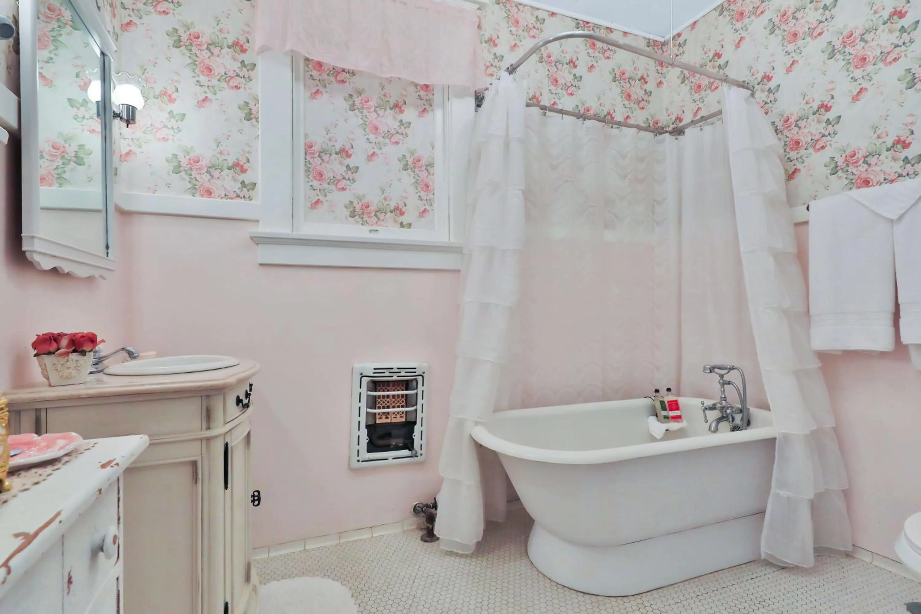 Bathroom in The Lancaster Manor Bed and Breakfast