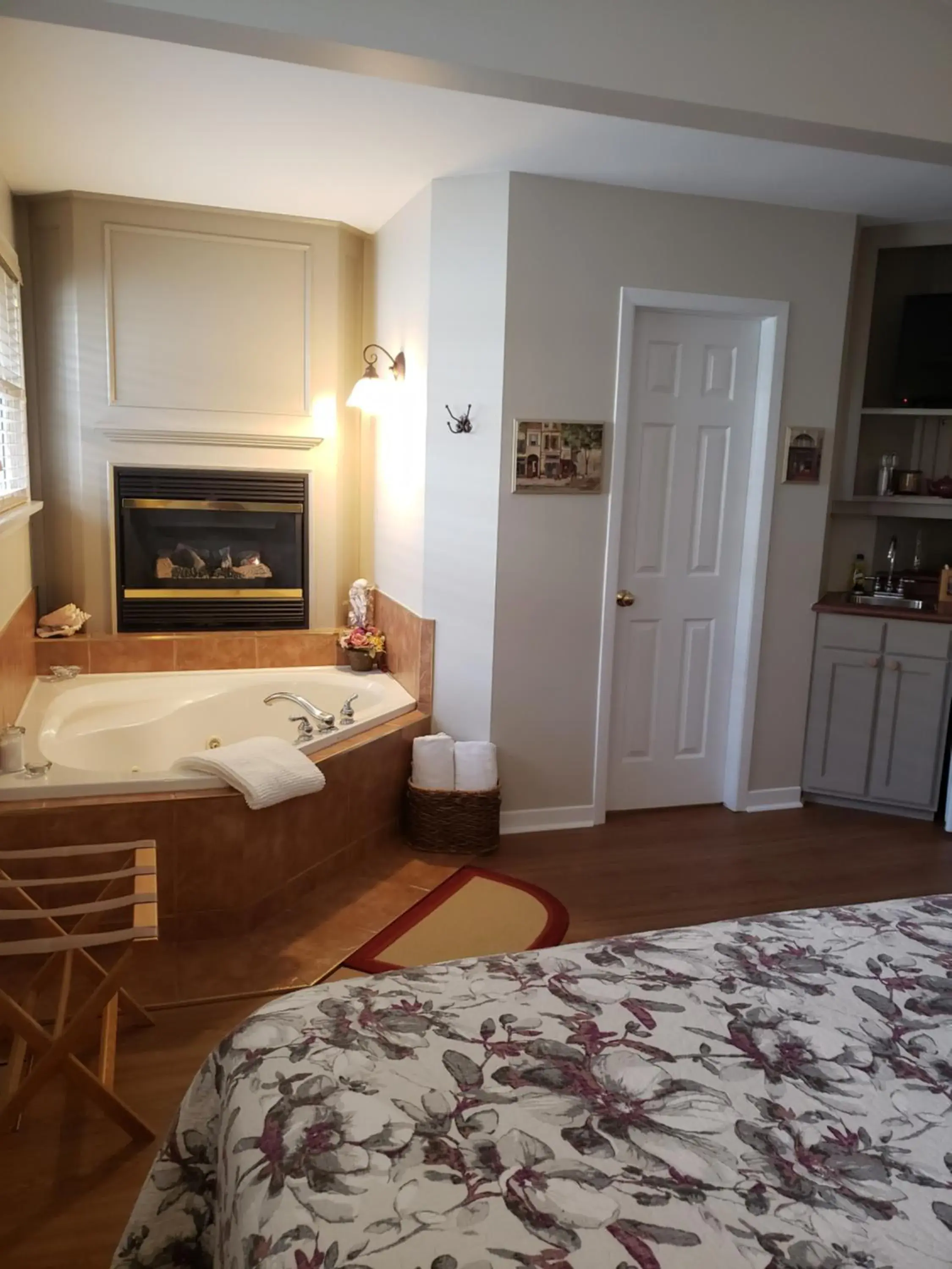 Deluxe King Suite in 627 on King B&B Deluxe King Suite in 627 on King B&B