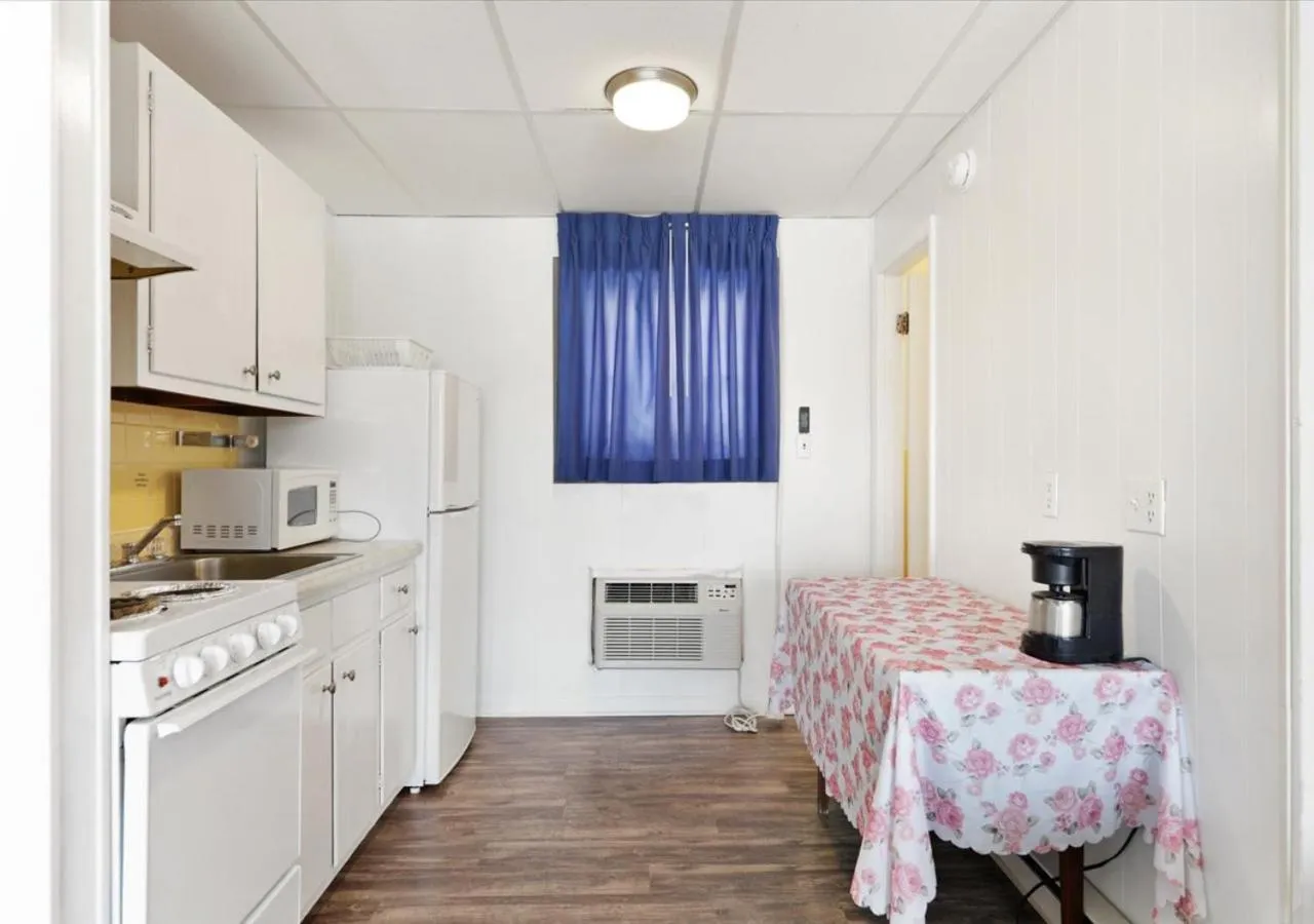 Kitchen or kitchenette in Blue Wave Inn - Ocean City