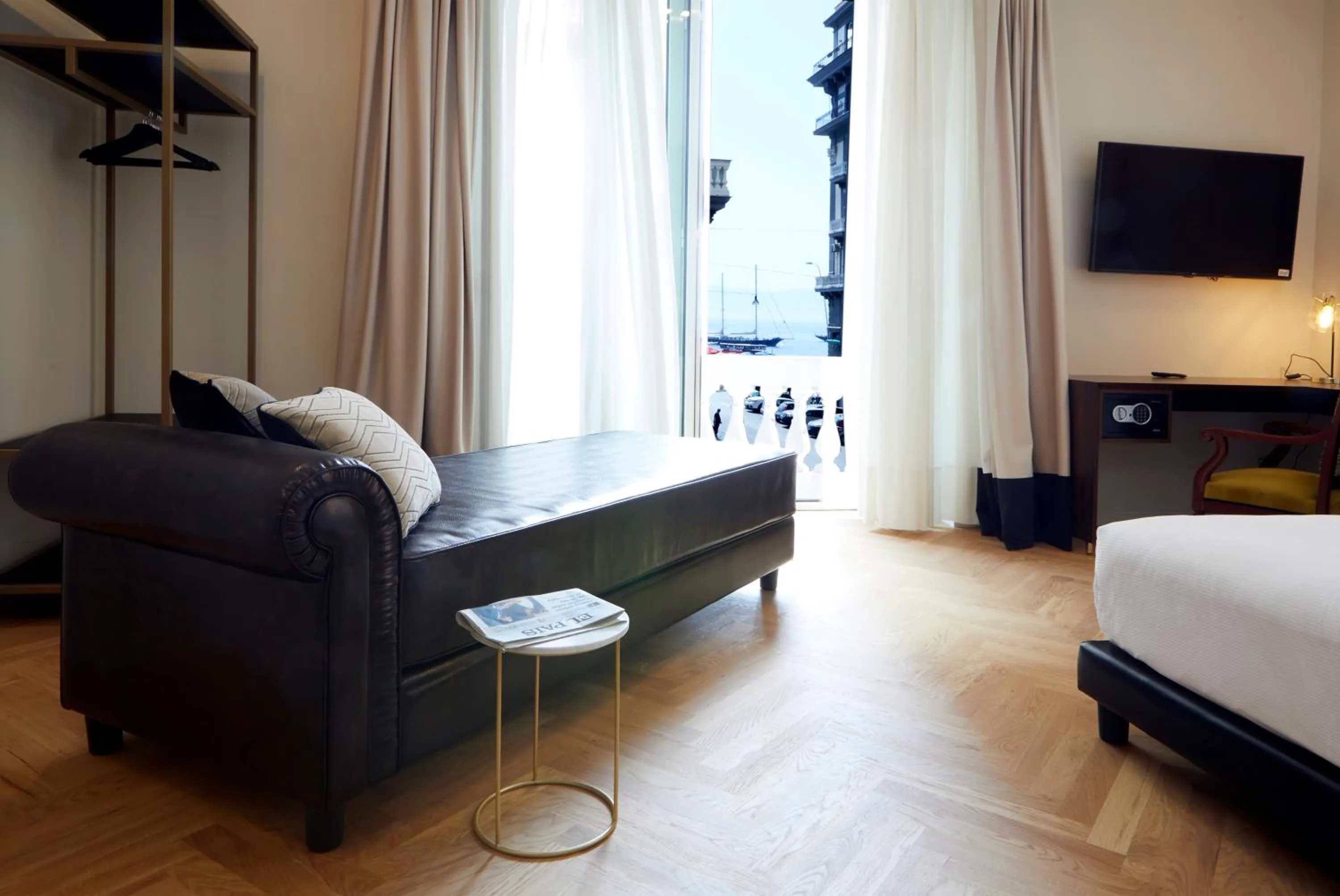 Photo of the whole room, Bed in Casa Vittoria Napoli - Santa Lucia