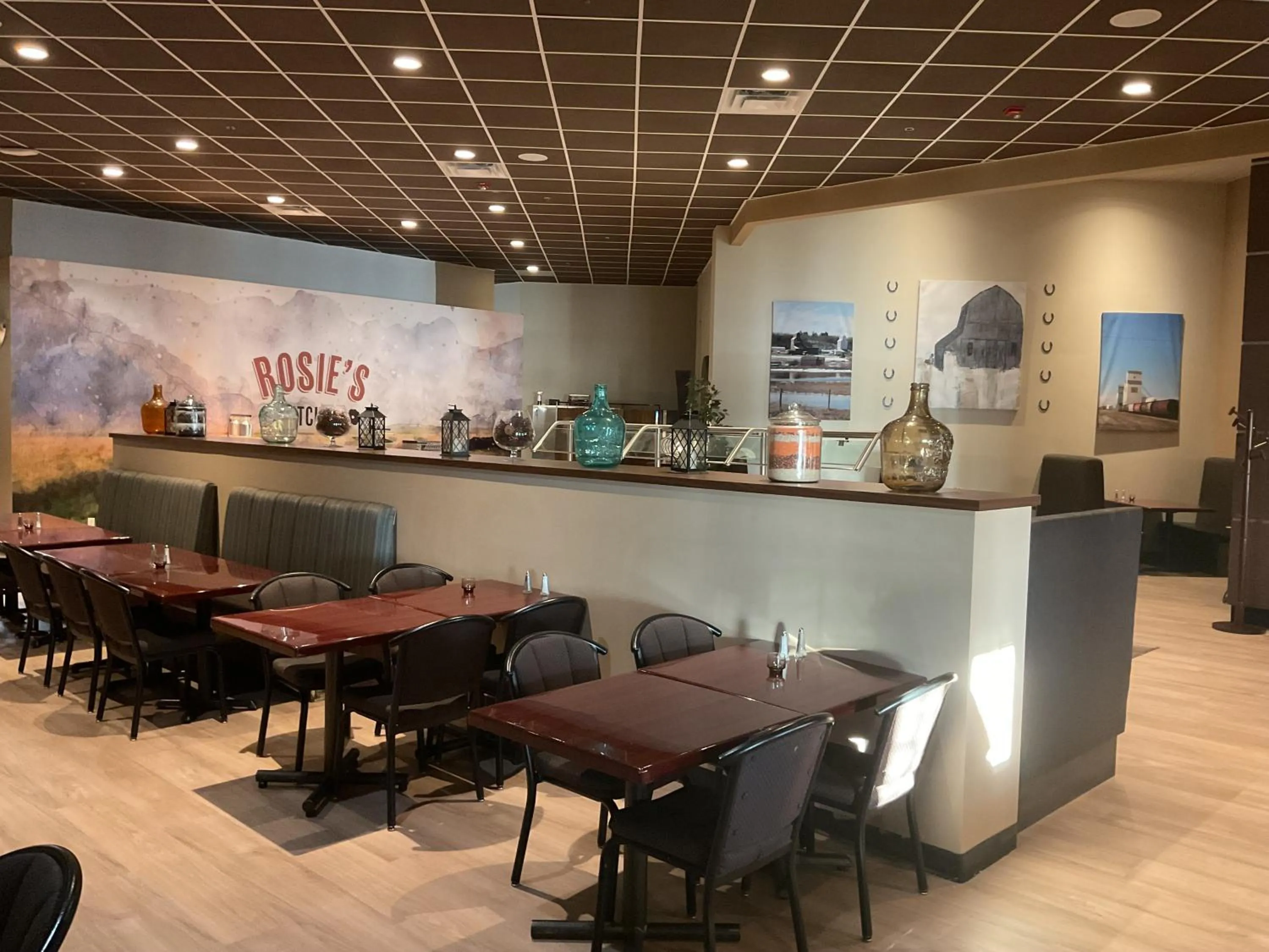 Restaurant/places to eat in Camrose Resort Hotel