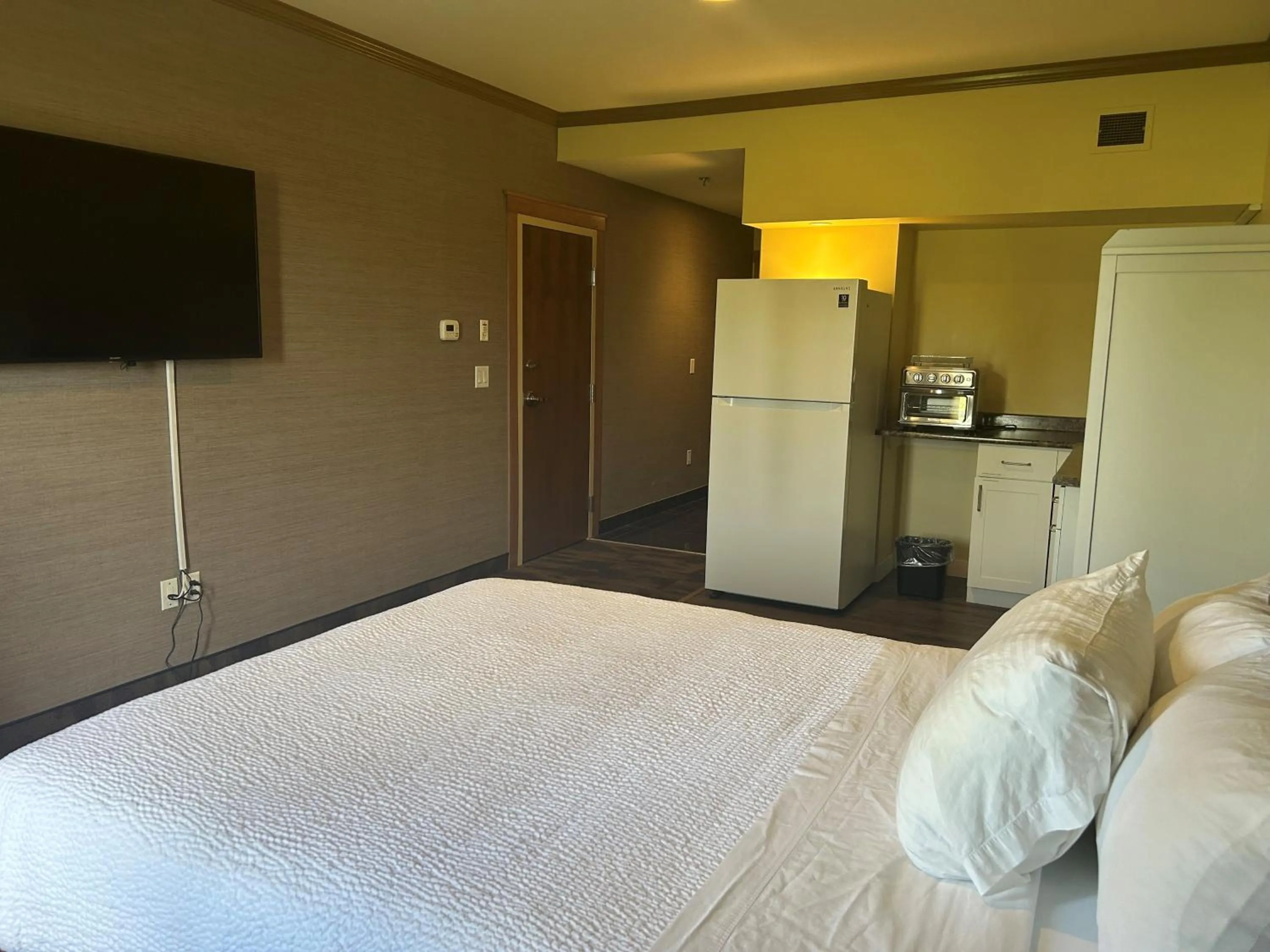 Kitchen or kitchenette, Bed in Camrose Resort Hotel