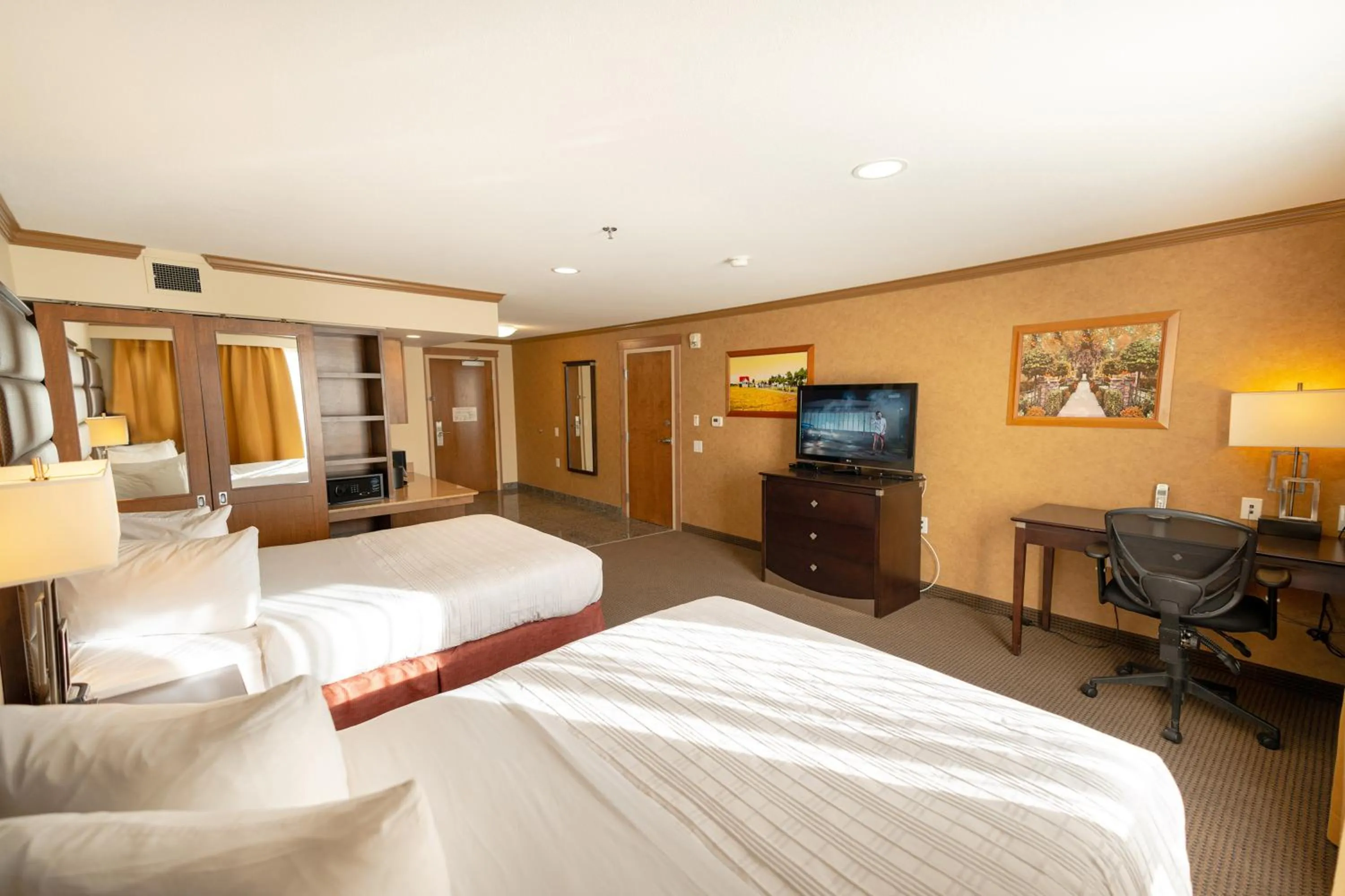 Bedroom, Bed in Camrose Resort Hotel