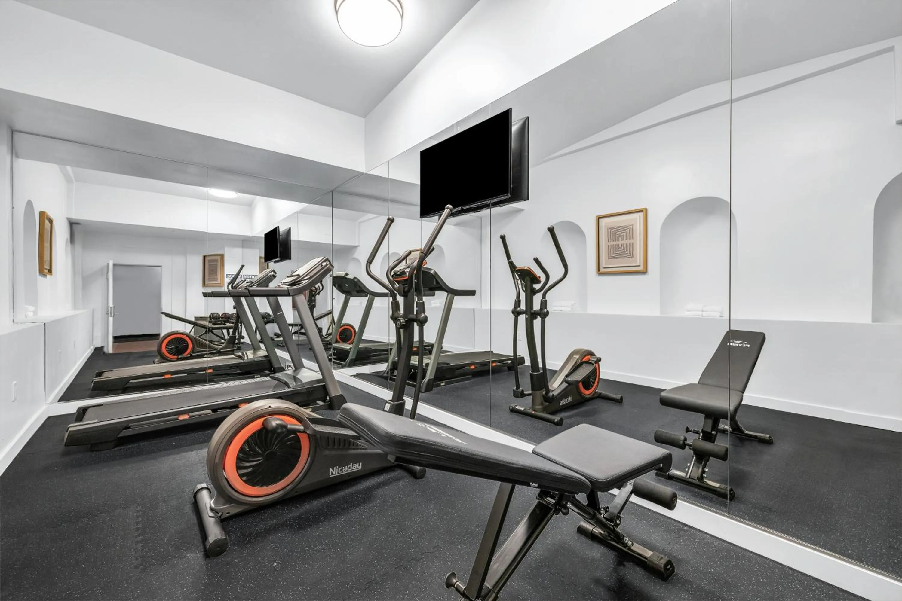 Fitness centre/facilities in Nob Hill Hotel
