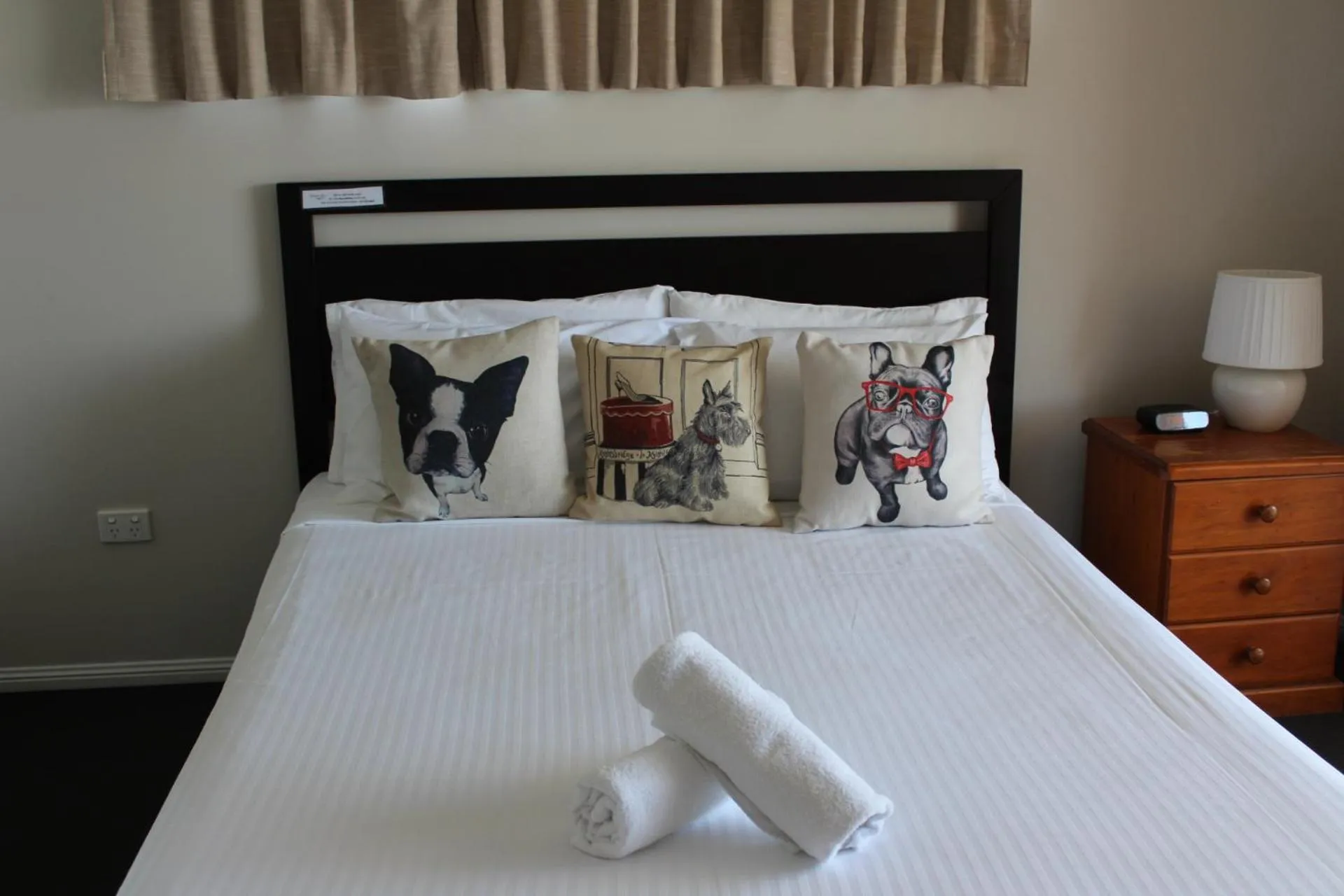Property building, Bed in Saltwater Villas - Pet Friendly Accommodation