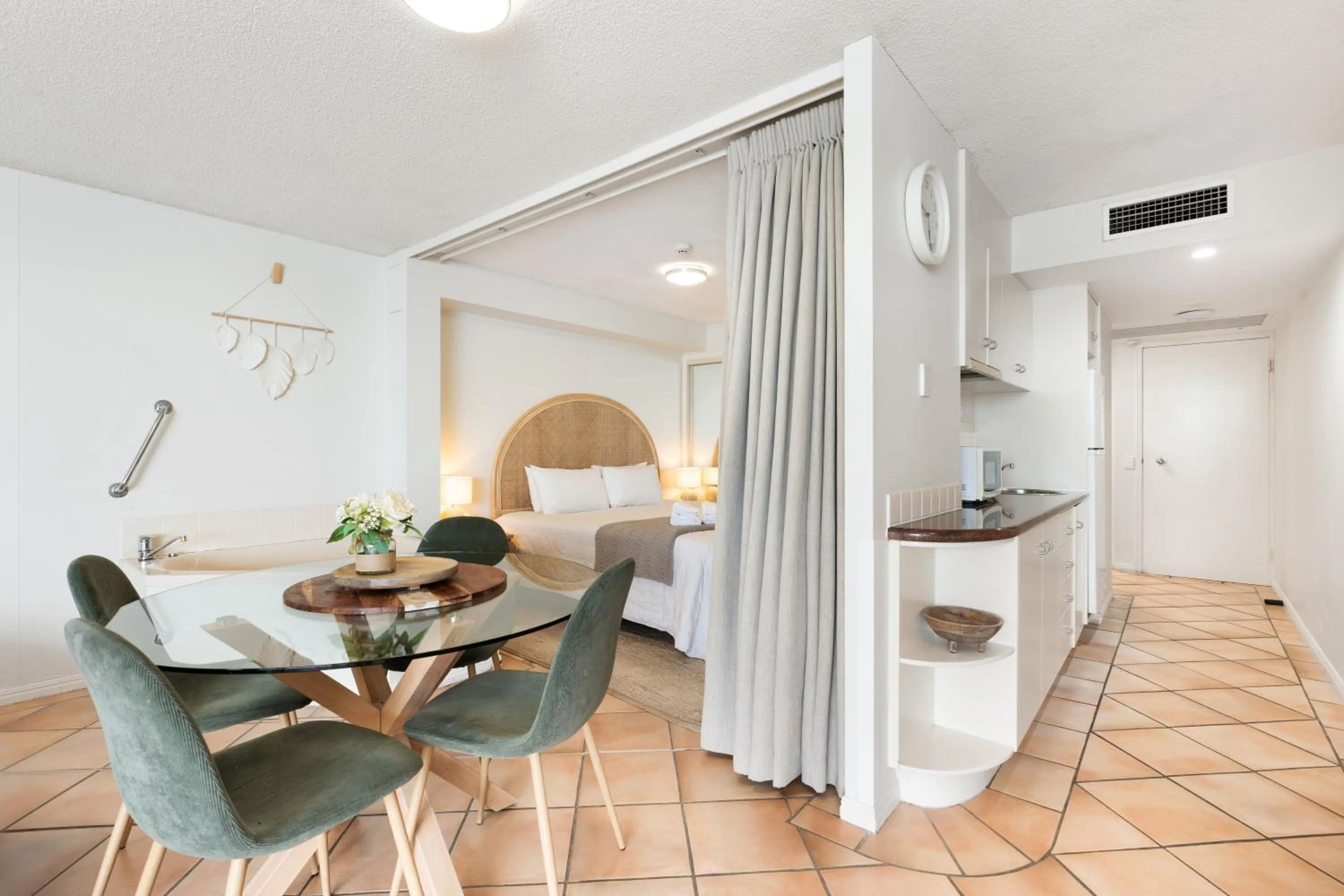 La Promenade Absolute Waterfront Apartments