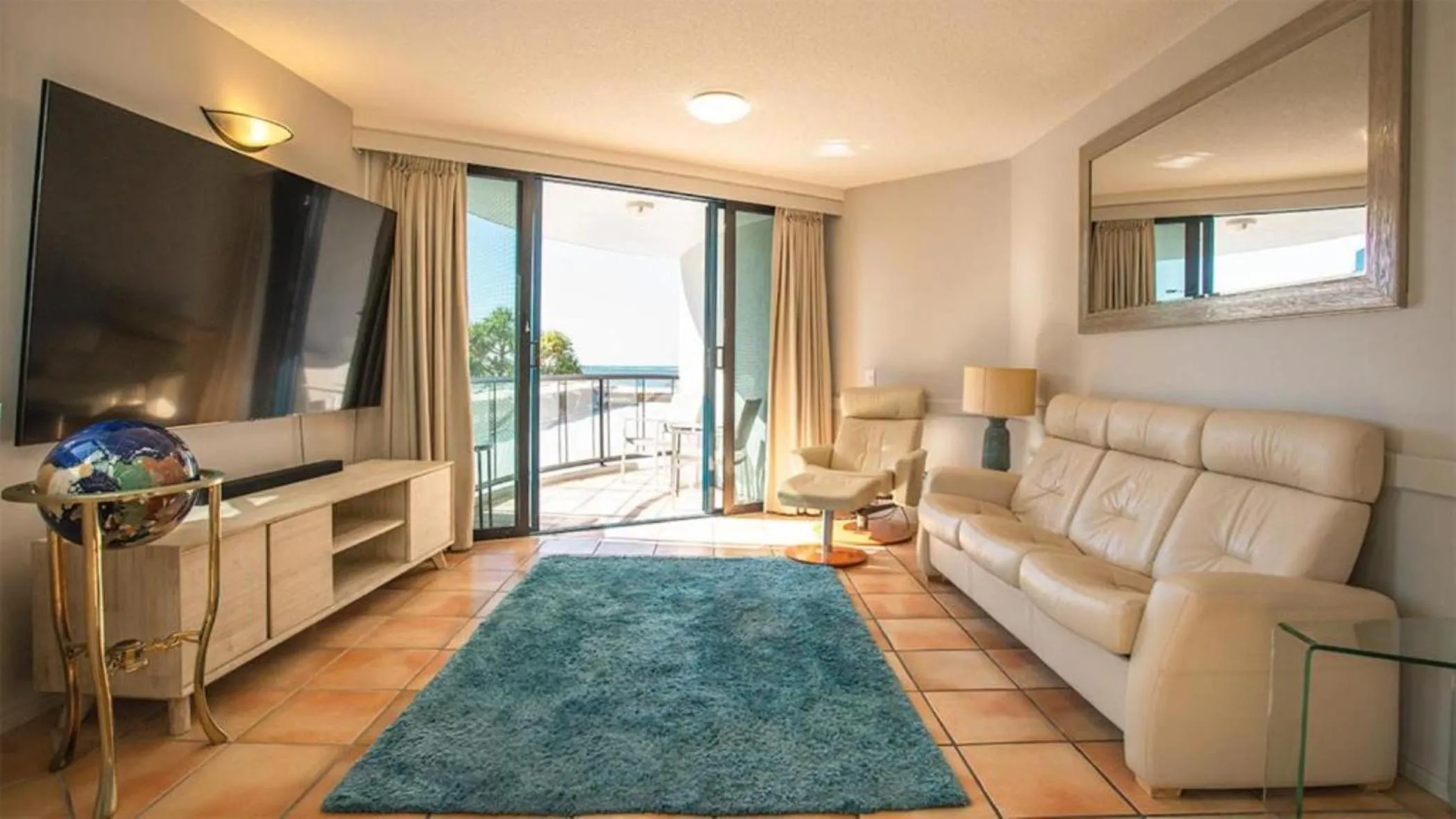 Communal lounge/ TV room in La Promenade Absolute Waterfront Apartments