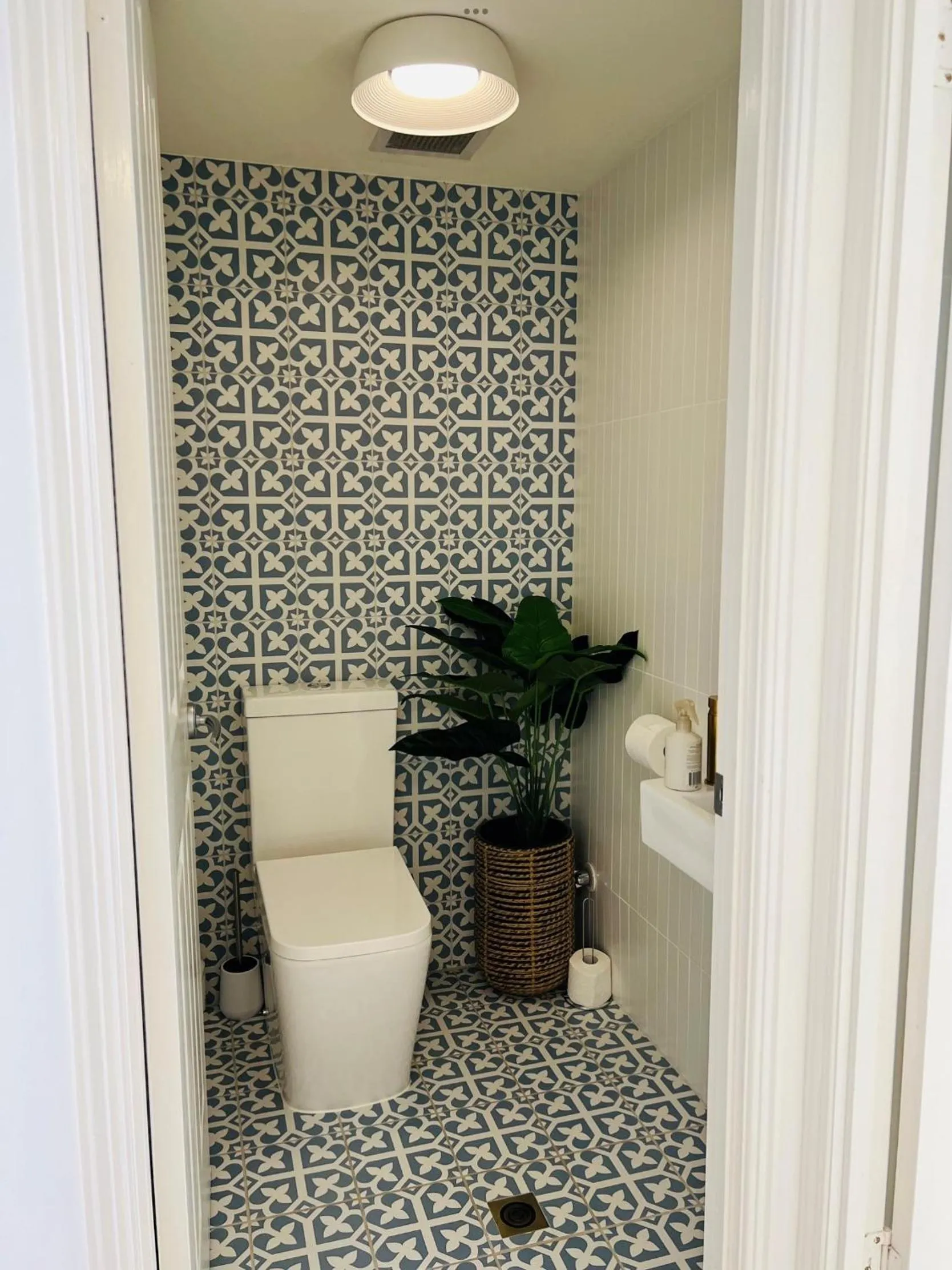 Toilet in La Promenade