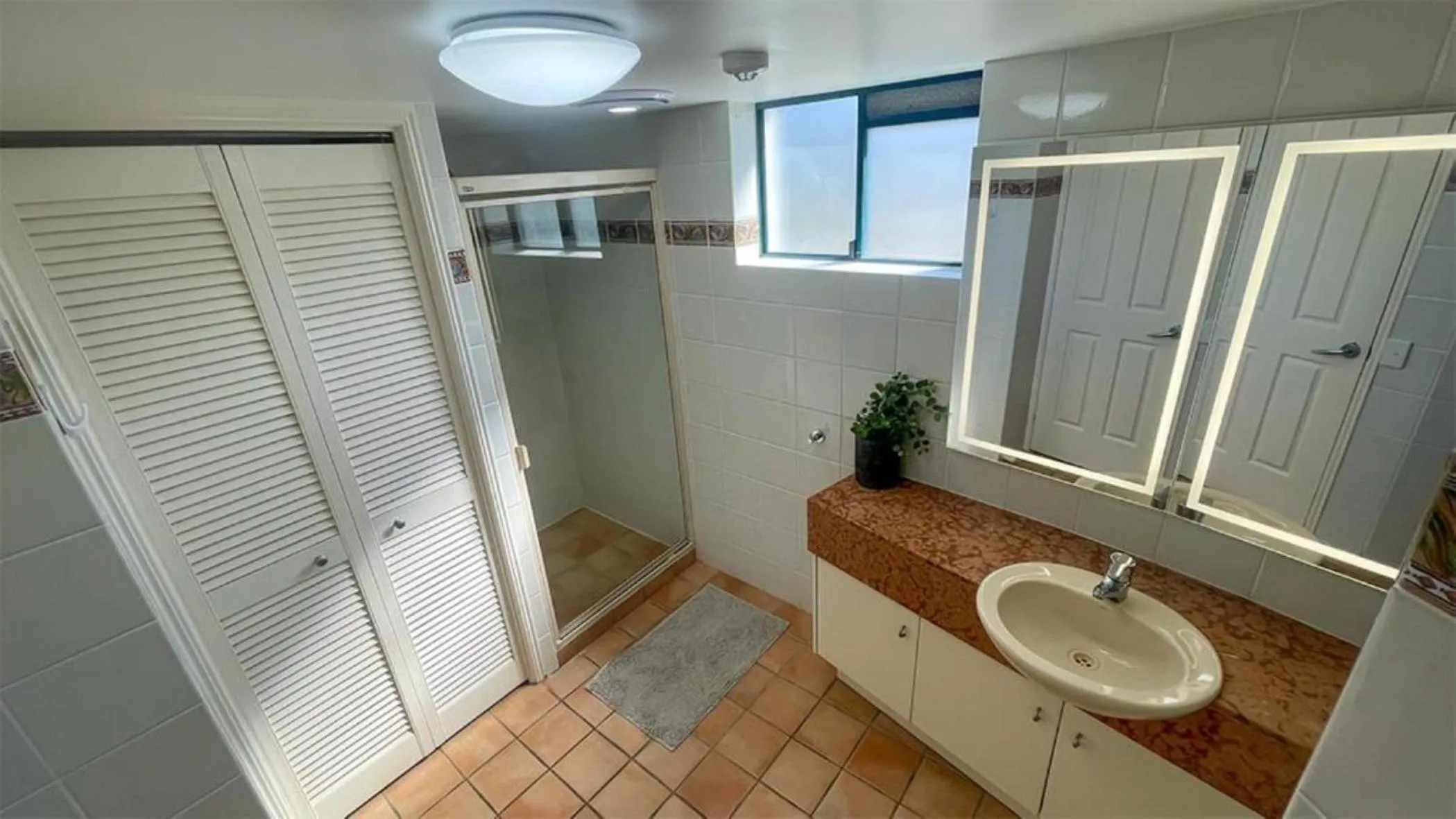 Shower in La Promenade Absolute Waterfront Apartments