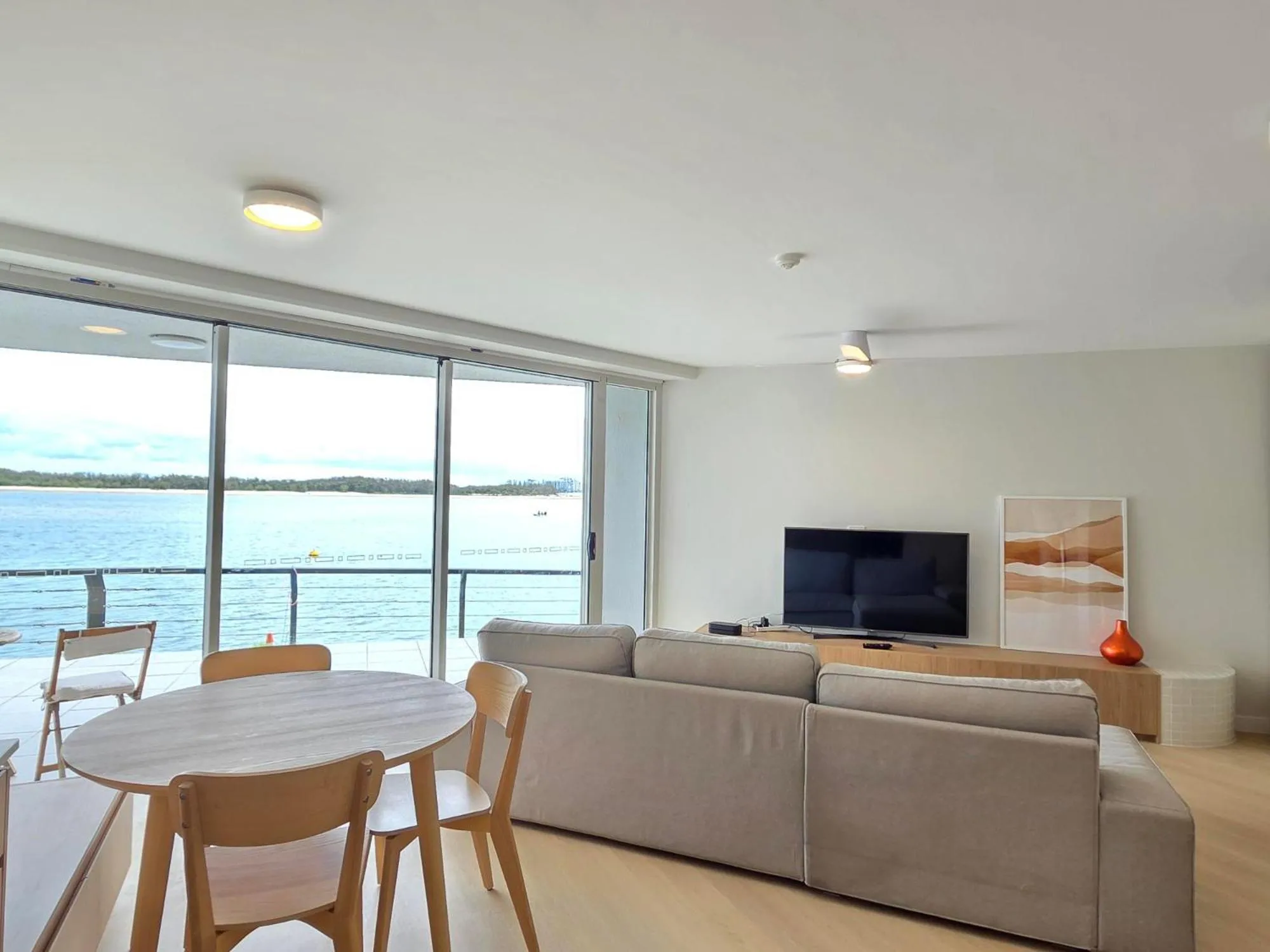 TV and multimedia in La Promenade Absolute Waterfront Apartments