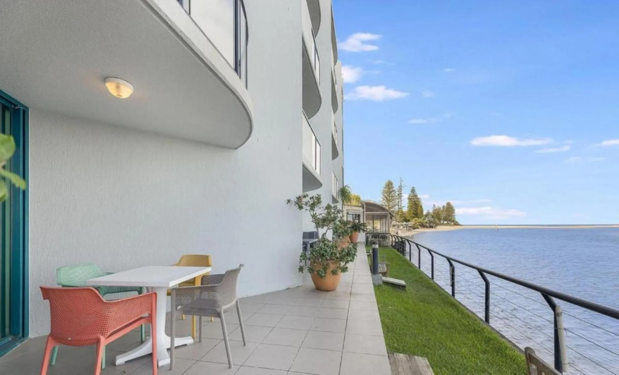 La Promenade Absolute Waterfront Apartments