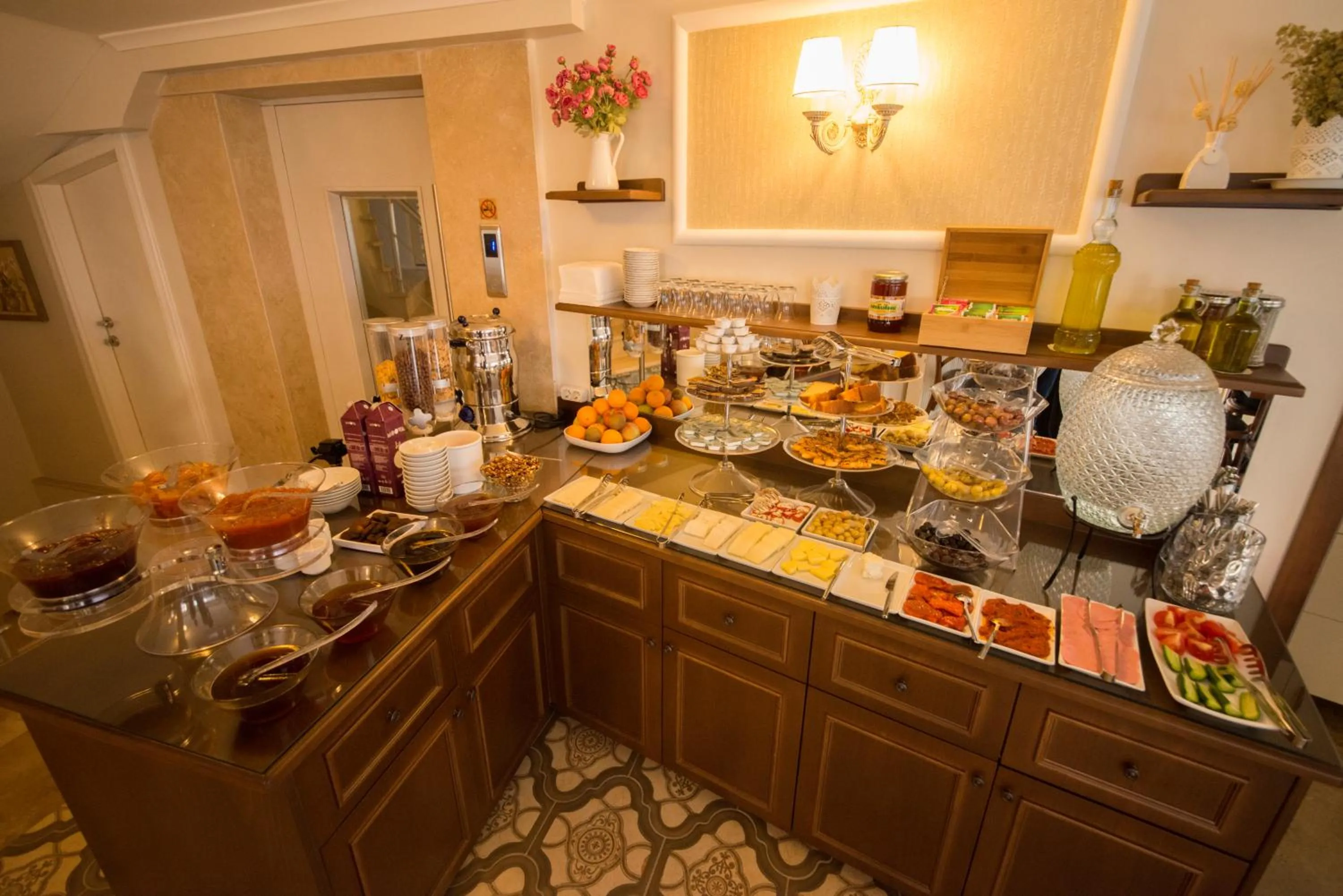 Restaurant/places to eat in Biga Palas Hotel