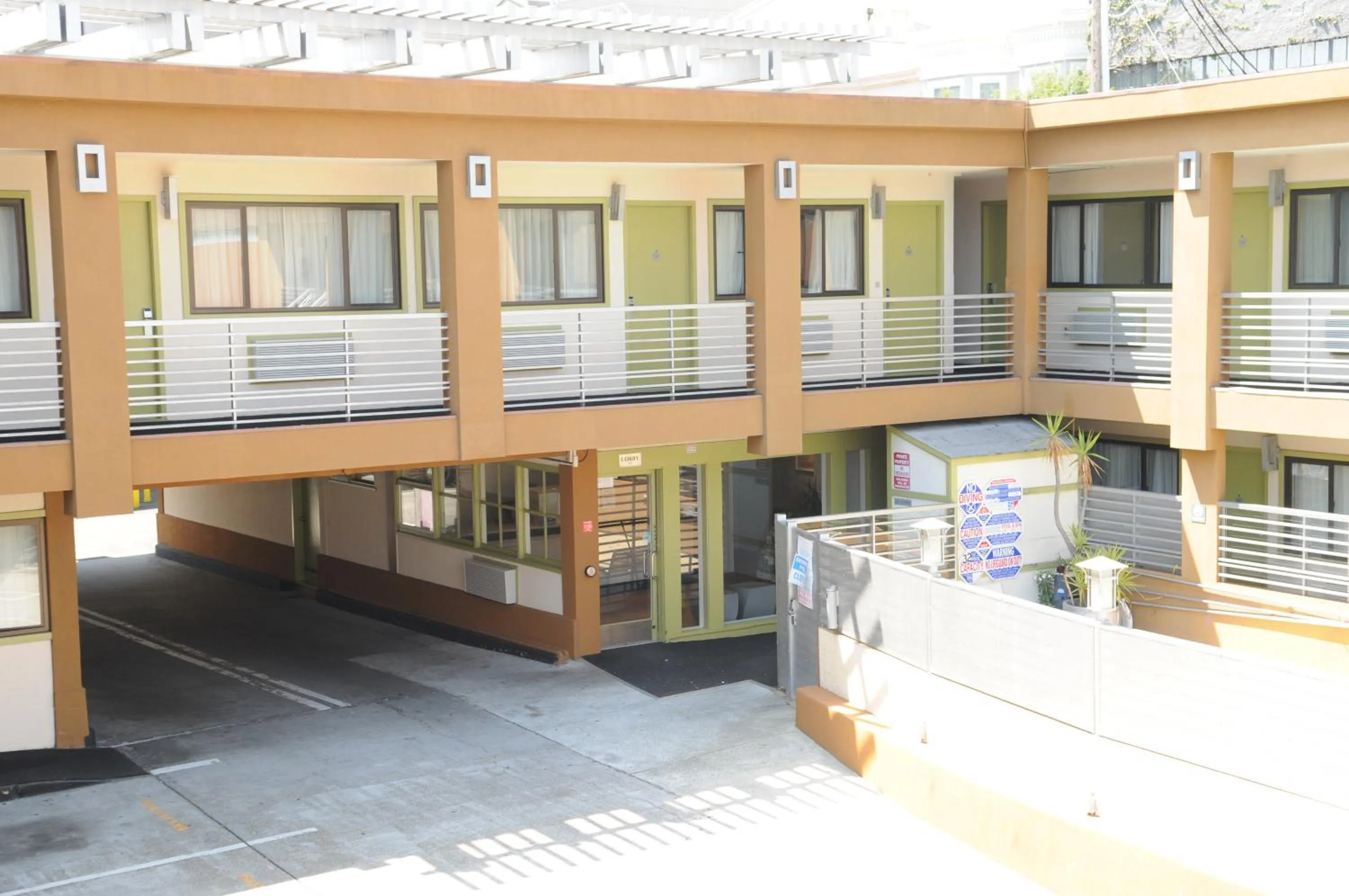 Facade/entrance in Civic Center Motor Inn