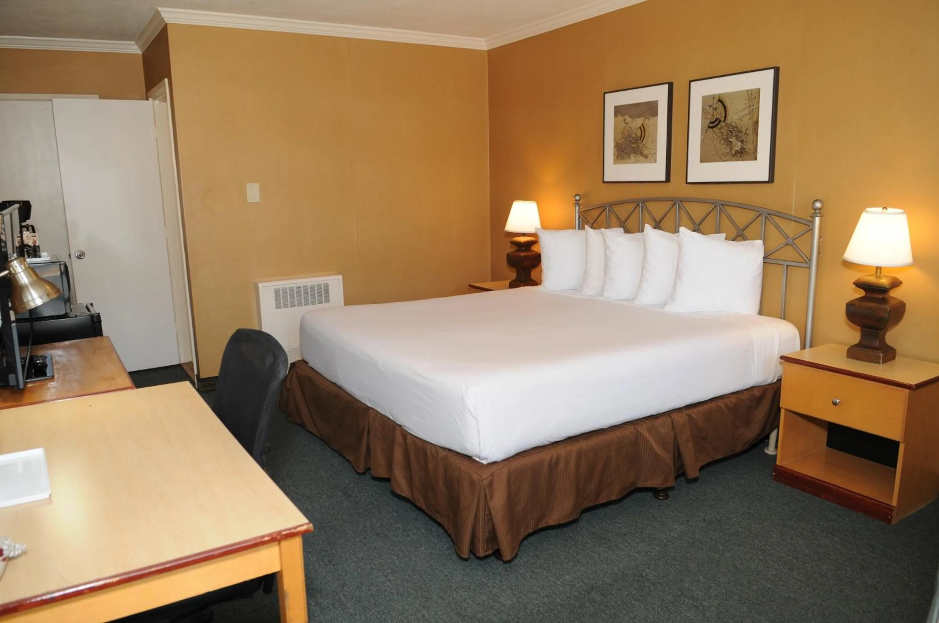 Bedroom in Civic Center Motor Inn