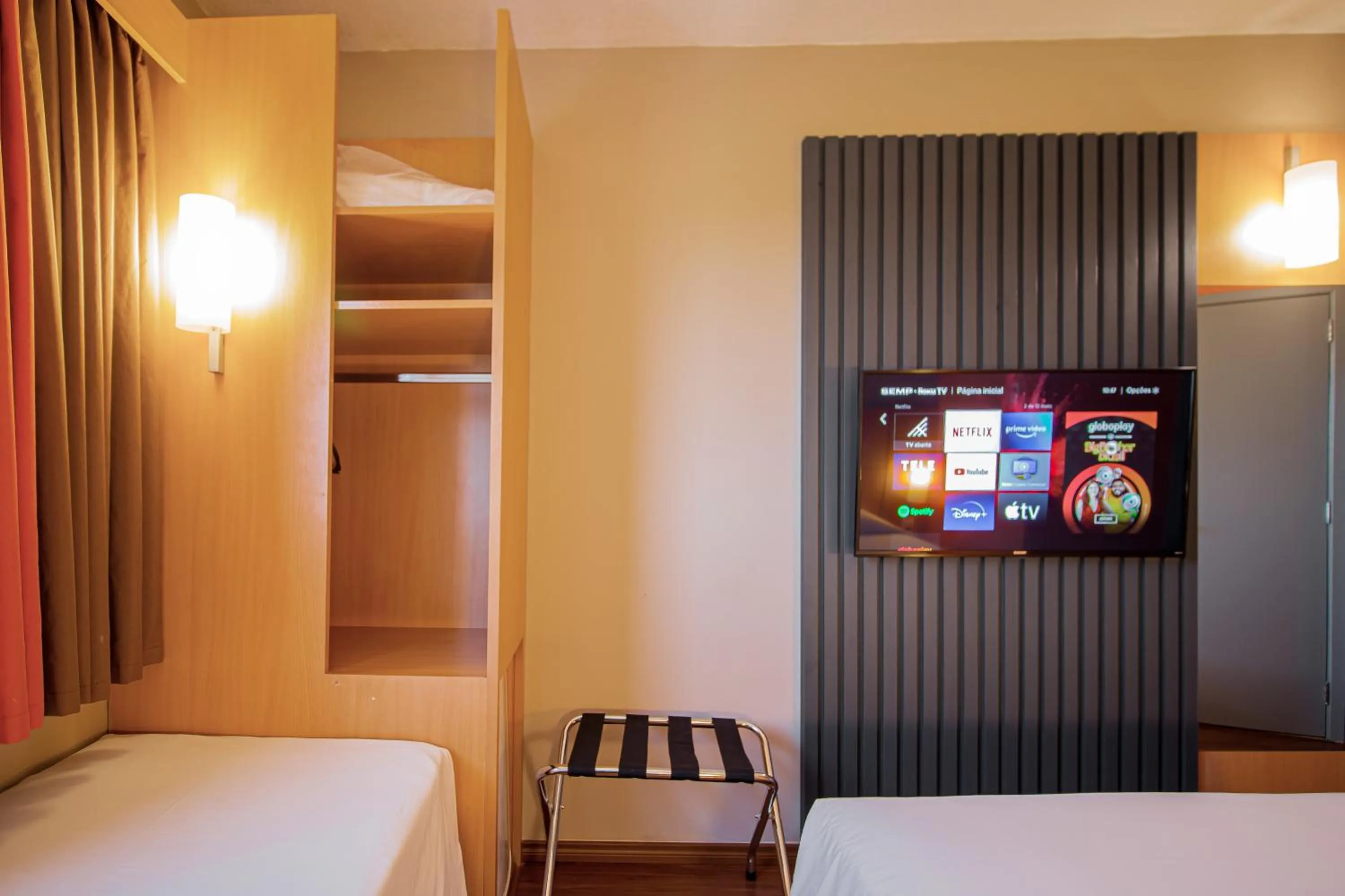 Communal lounge/ TV room, Bed in HUS HOTEL Dourados