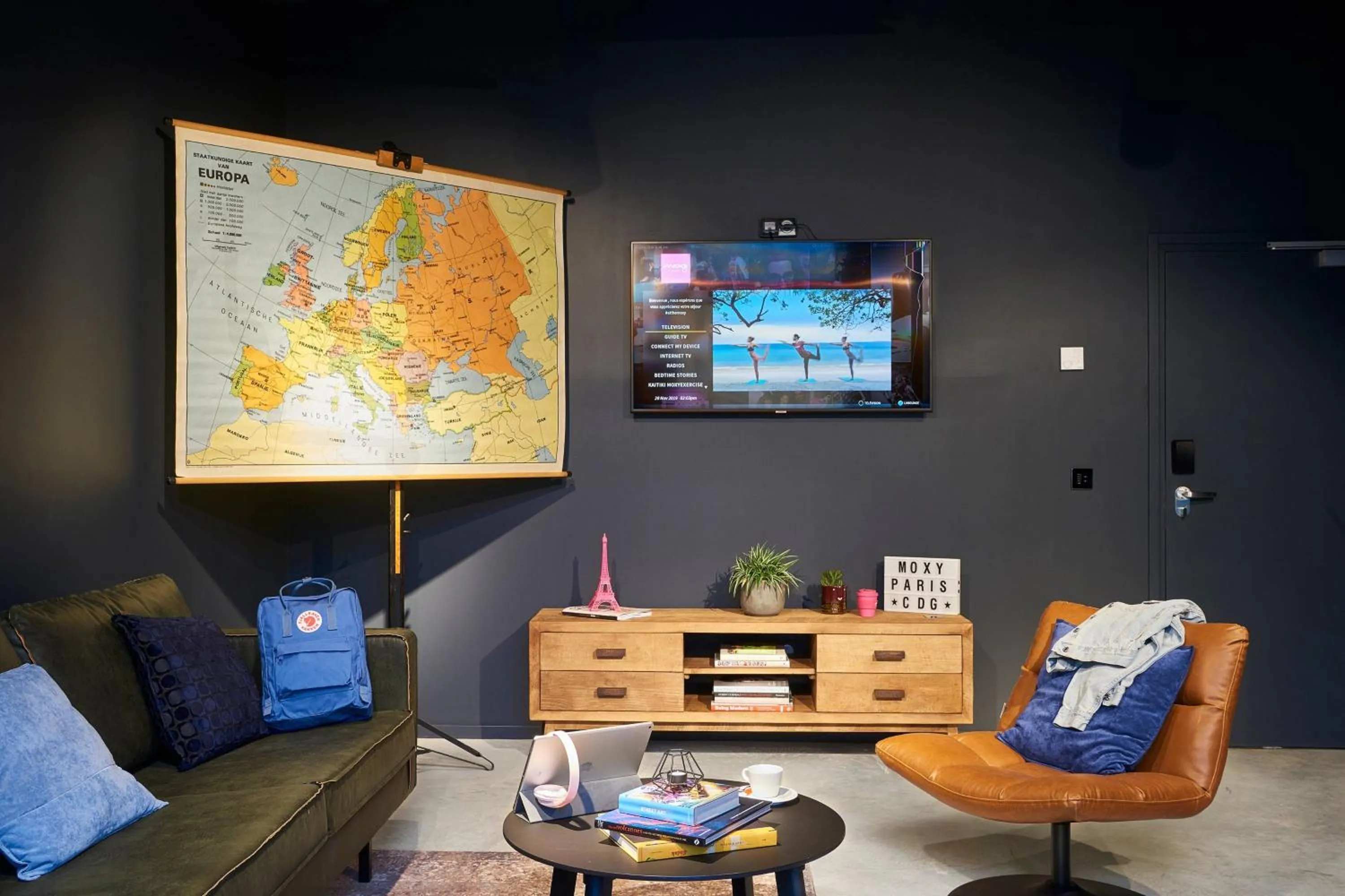 Lounge or bar in Moxy Paris Charles de Gaulle Airport