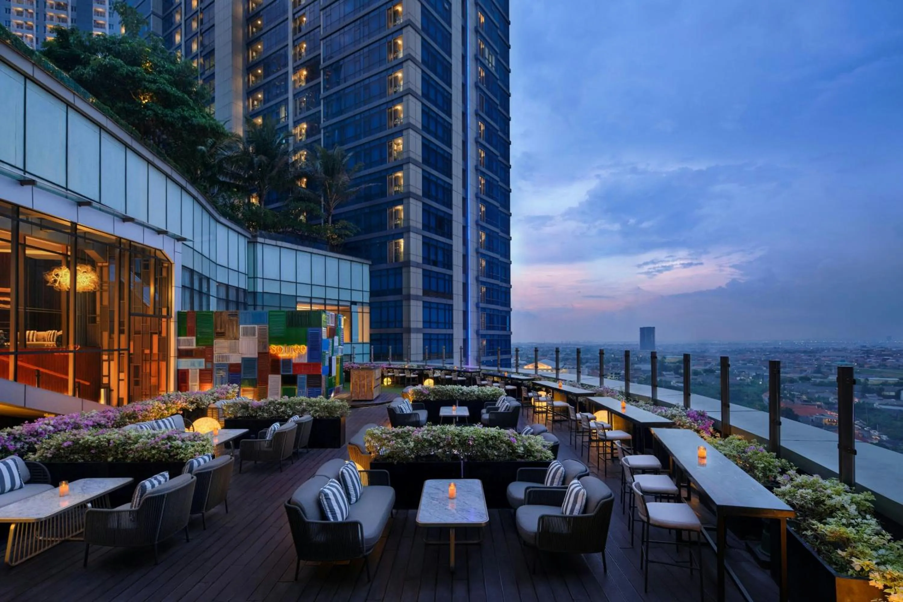 Lounge or bar in Four Points by Sheraton Surabaya, Pakuwon Indah