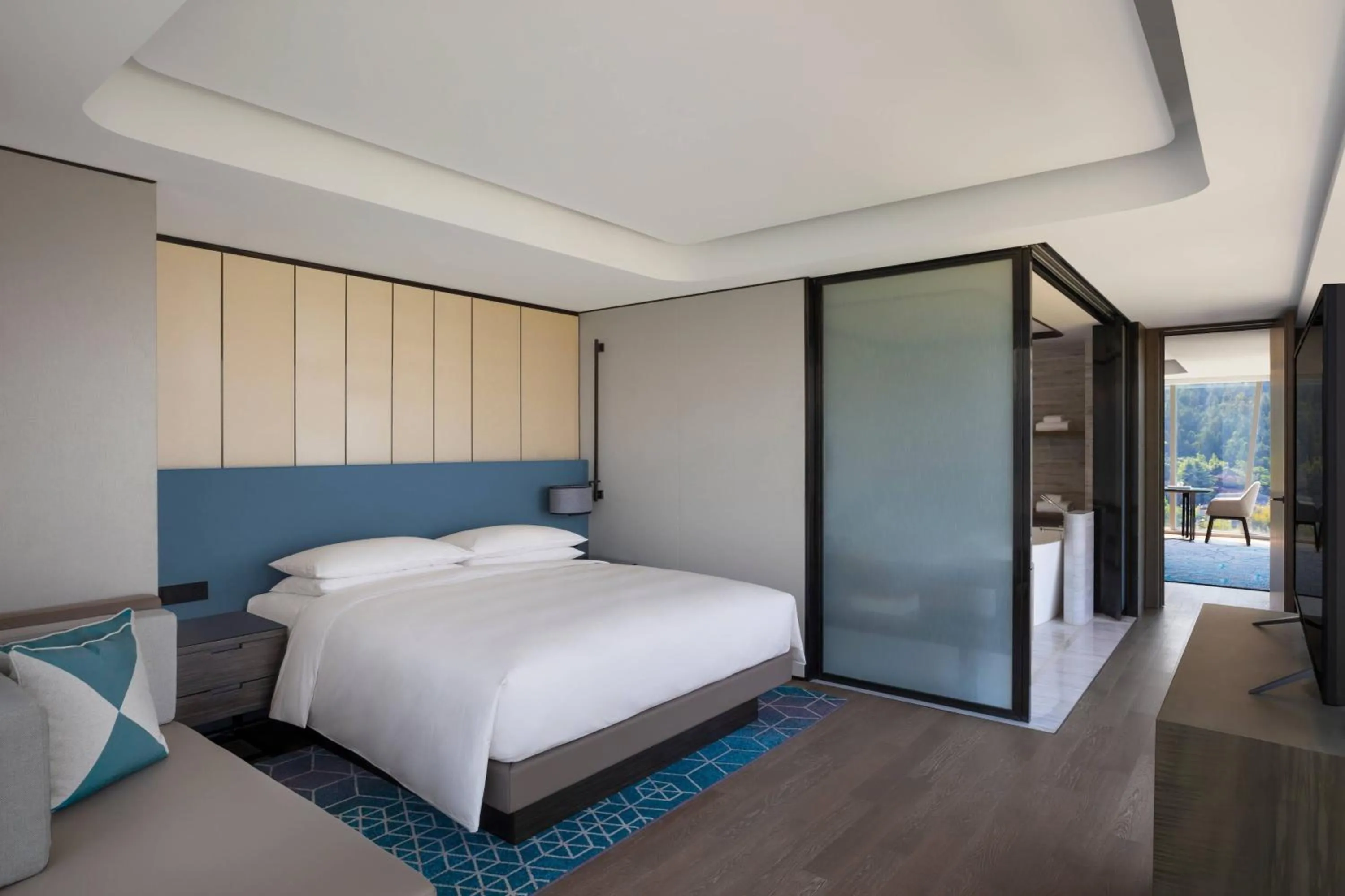 Bedroom, Bed in Xuzhou Marriott Hotel Lakeview